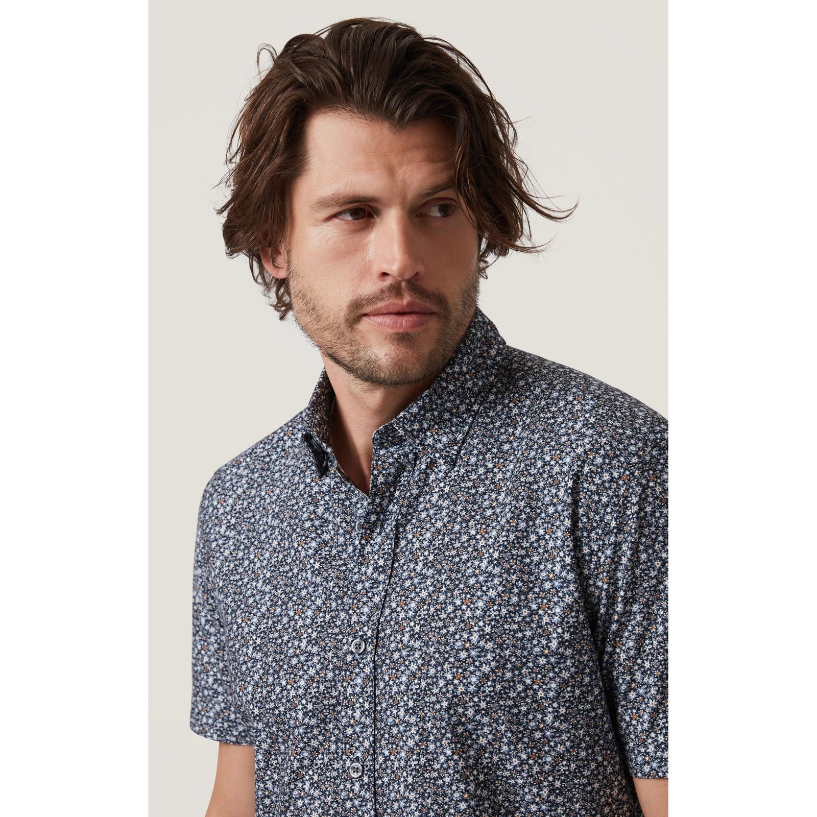 Stylish model wearing the 34 Heritage Field Short Sleeve Shirt, crafted from soft cotton and Tencel™ for ultimate comfort.