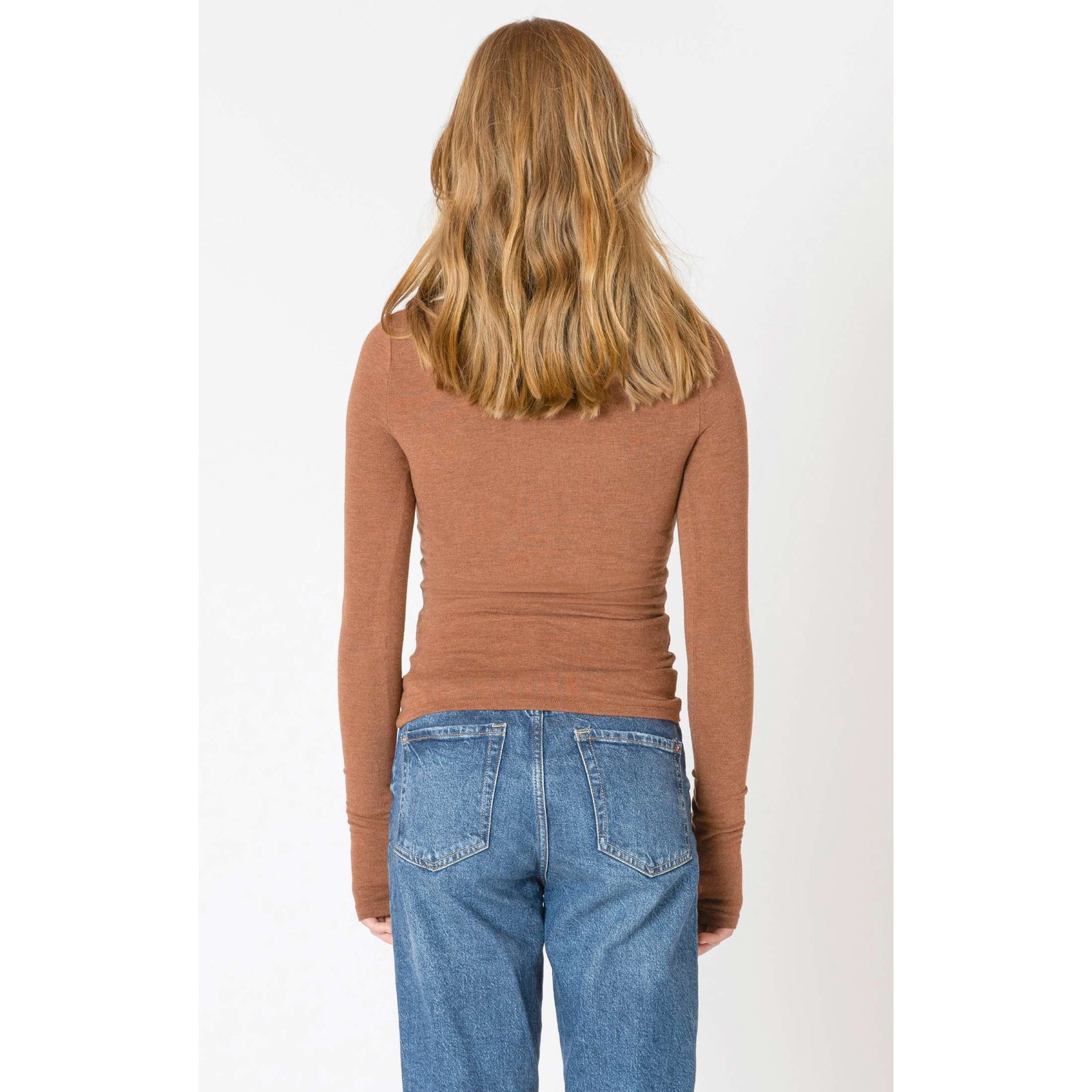 Cozy and stylish, the Dex Brushed Crewneck Tee is perfect for fall layering in chestnut heather.