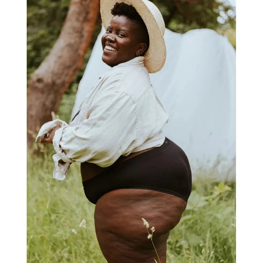 HuHa Cheeky Mineral Undies: curvy model outdoors in black stay-put underwear.