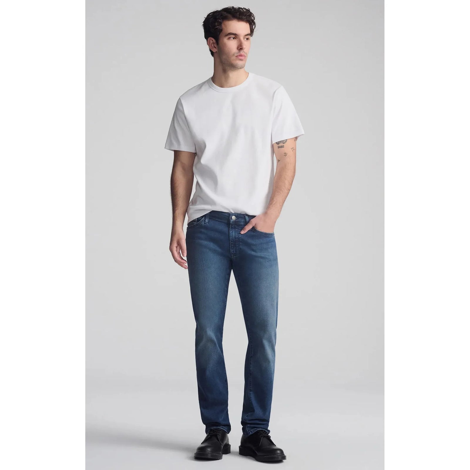 Mavi Jake Dark Used Supermove jeans feature a slim fit and vintage wash, blending Tencel™ and cotton for luxury.