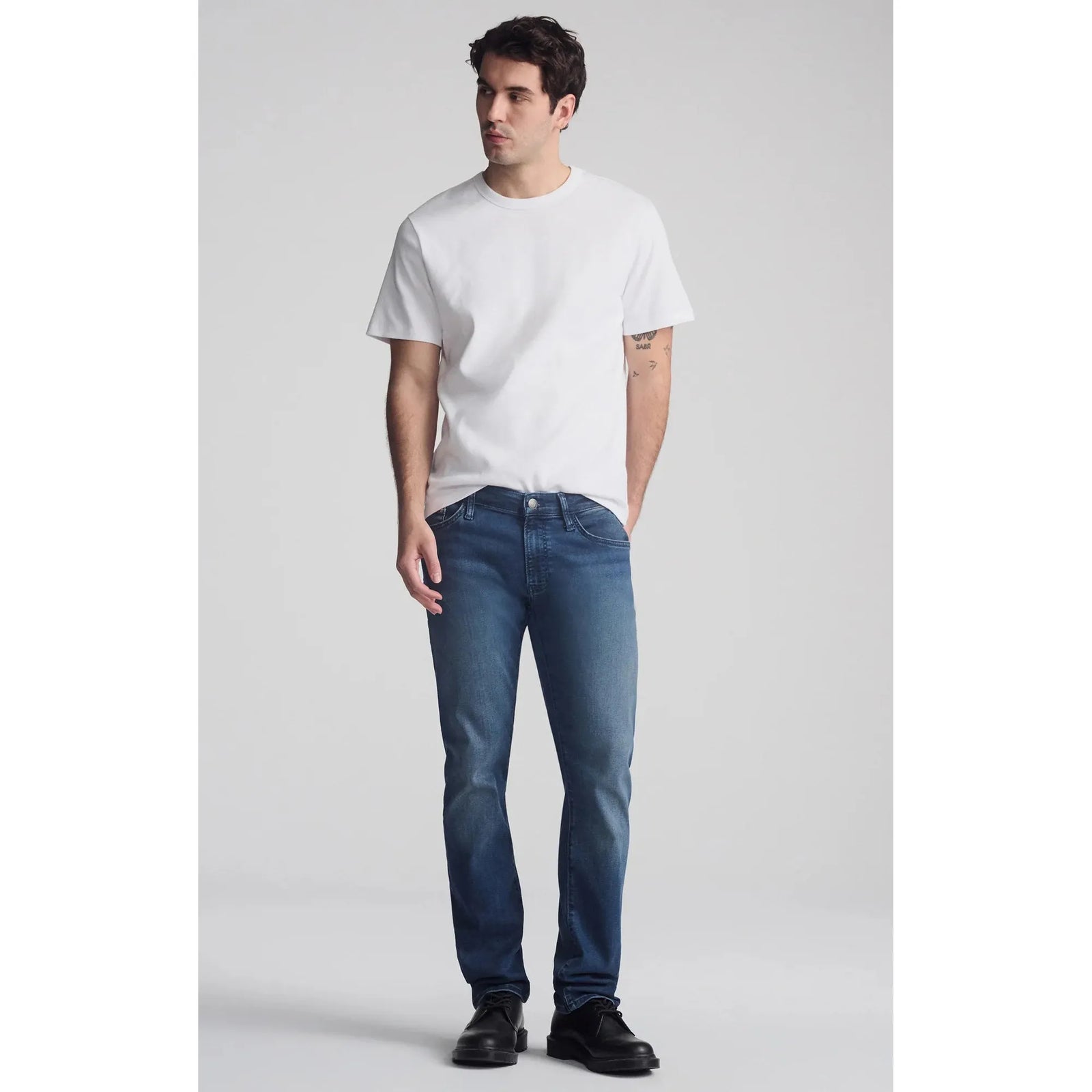 Explore the Mavi Jake Dark Used Supermove jeans, featuring a slim fit and vintage wash for ultimate style.