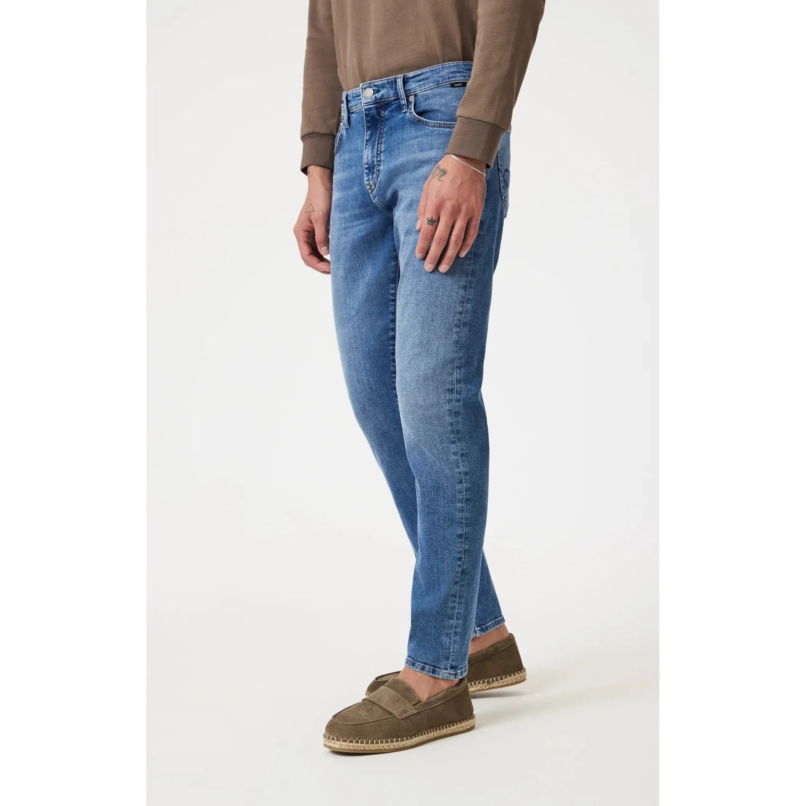 Mavi Marcus Used Williamsburg Denim features a stylish faded blue wash and a comfortable slim-straight fit.