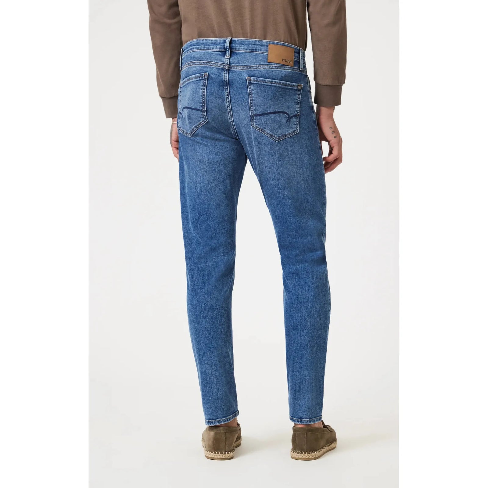 Mavi Marcus Used Williamsburg Denim showcases a stylish faded blue wash and slim-straight leg design for comfort.