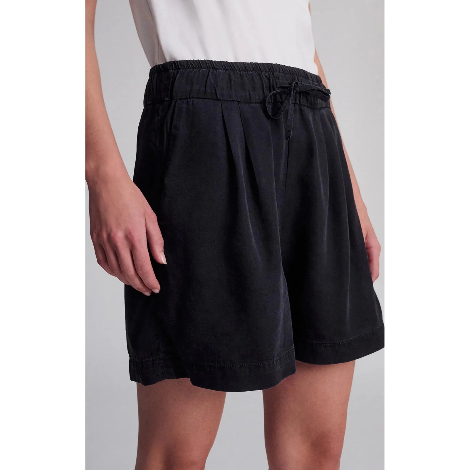 Mavi Penny shorts in black feature a drawstring waist, perfect for summer strolls and casual hangouts.