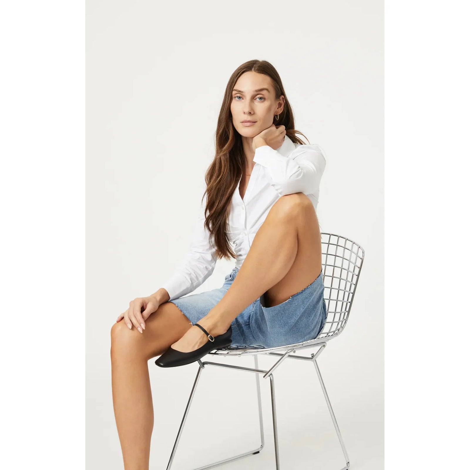 Stylish model wearing Mavi Selina Bermuda Shorts, showcasing a chic look and luxurious comfort in classic blue.