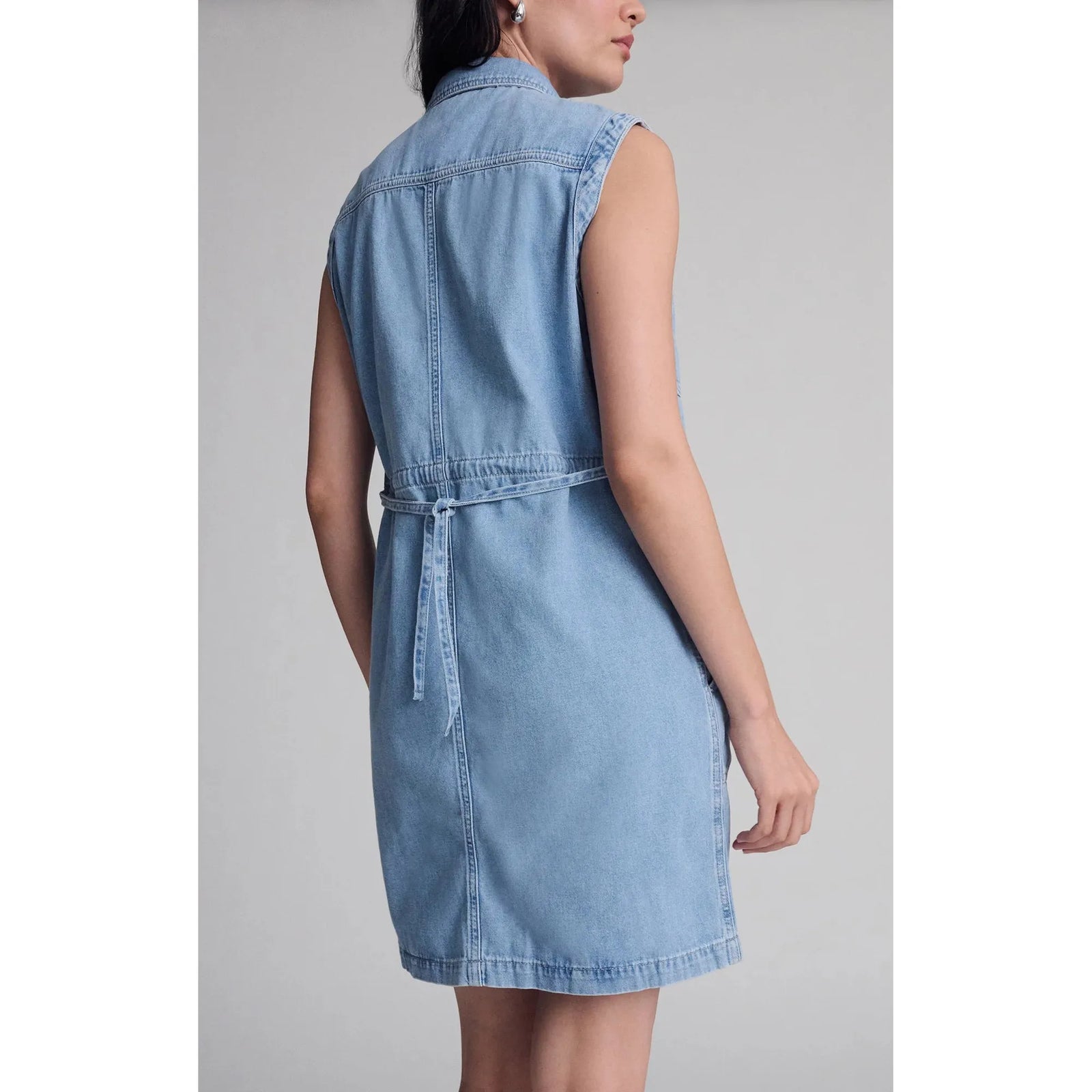Sleeveless denim Mavi Simla Pocket Dress with tie waist and polished casual style, available at Mavi.