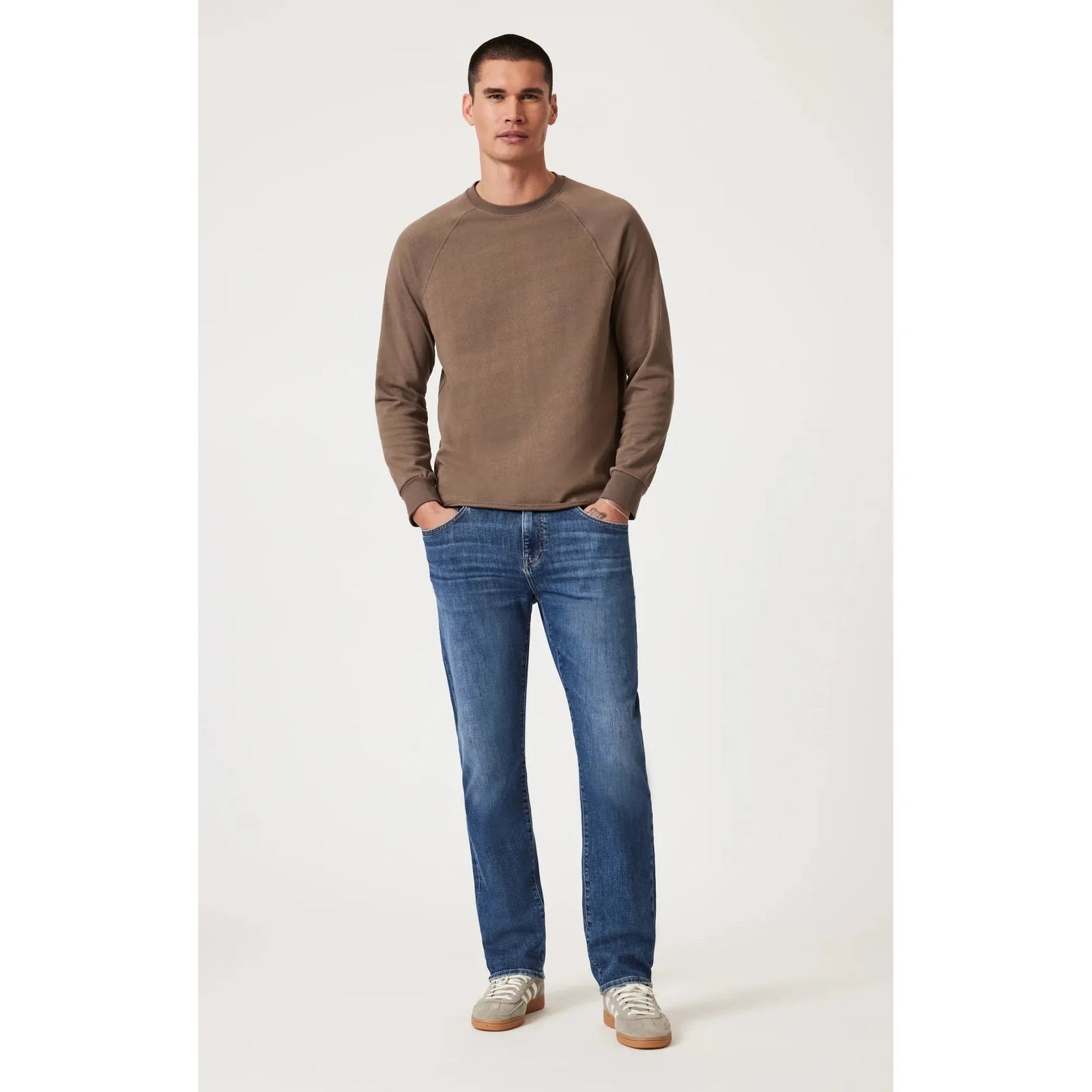 Elevate your style with Mavi Zach Dark Brushed Classic Blue Denim, featuring a sophisticated dark indigo wash.