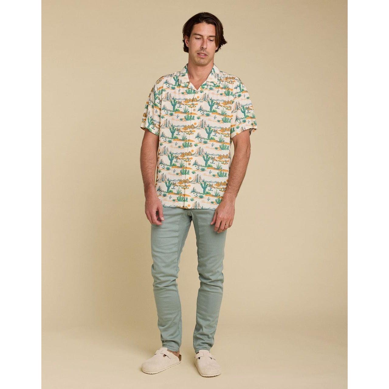 Stylish Pullin Farwest Beach Shirt featuring a colorful Hawaiian pattern and coconut buttons for a natural look.