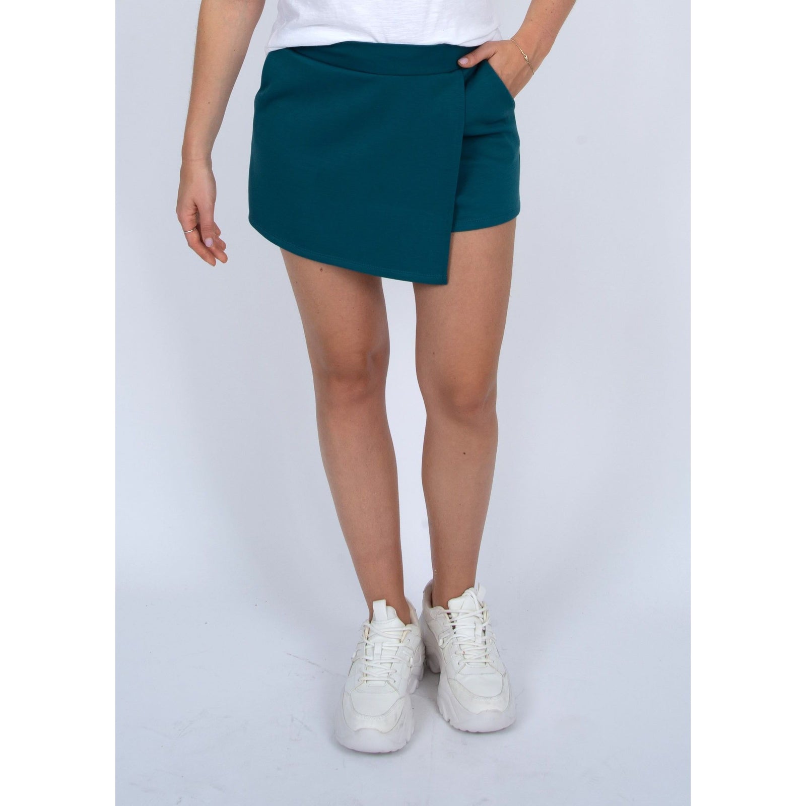Enjoy sunny days in the Scuba Starry Soft Knit Skort, a comfy and playful summer essential in trekking green.