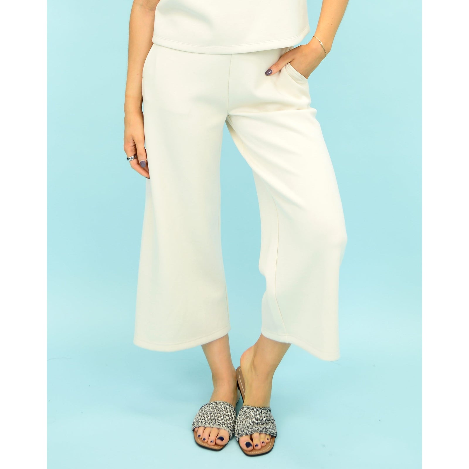 Soft and stylish, the Scuba Victoria Soft Knit Cropped Pants feature a wide leg and pockets, perfect for all-day comfort.