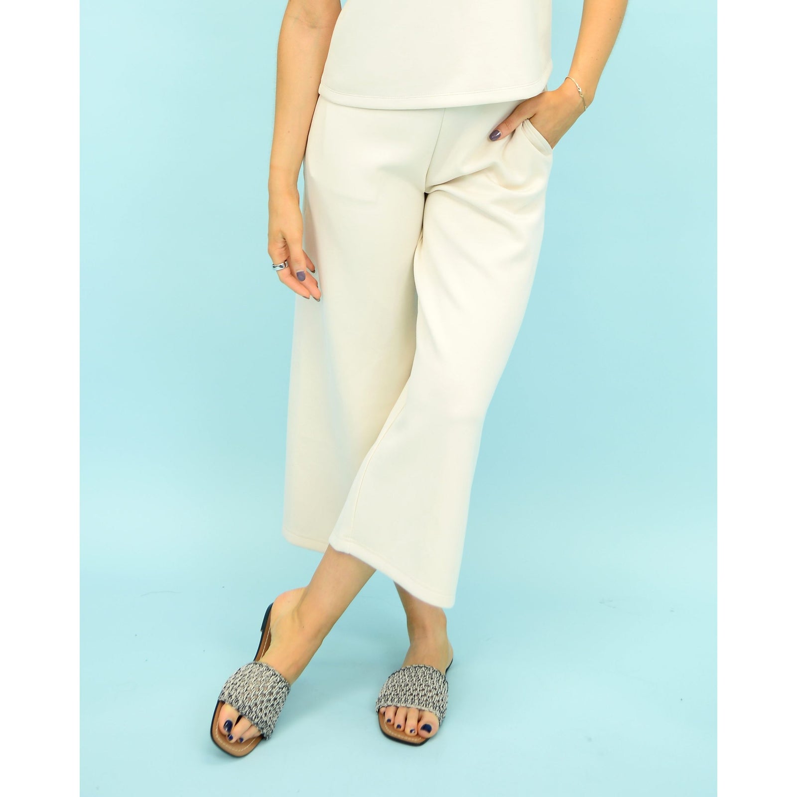 Soft and stylish, the Scuba Victoria Soft Knit Cropped Pants feature a wide leg and pockets for ultimate comfort.