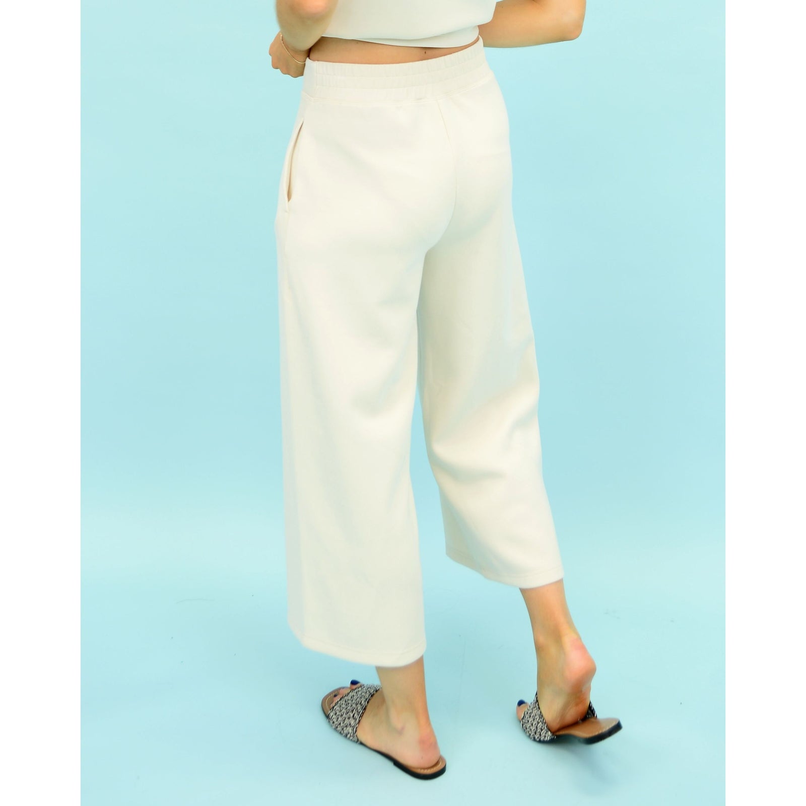 Soft and stylish, the Scuba Victoria Soft Knit Cropped Pants feature a wide leg and pockets for ultimate comfort.