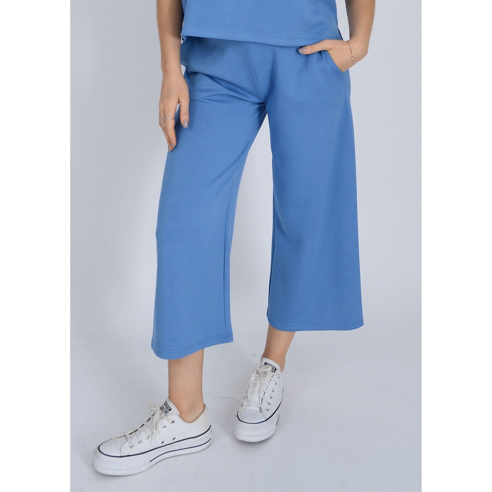 Soft and stylish, the Scuba Victoria Soft Knit Cropped Pants feature a wide leg and pockets for ultimate comfort.