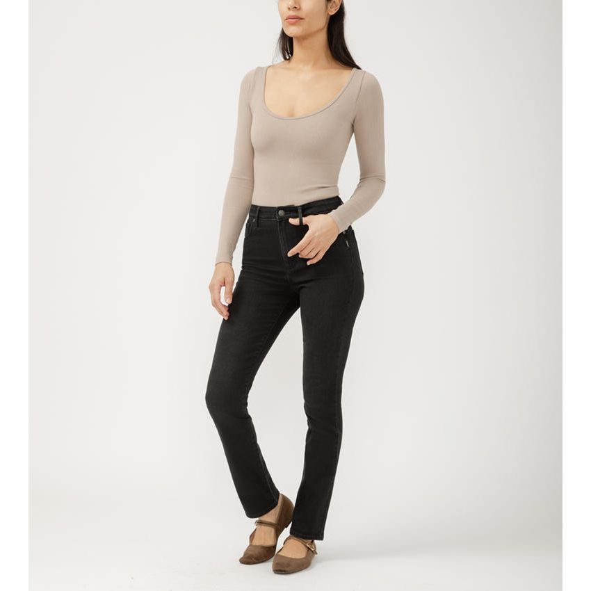 Model wearing Silver Isbister Straight in Raven jeans with beige top and tan flats.