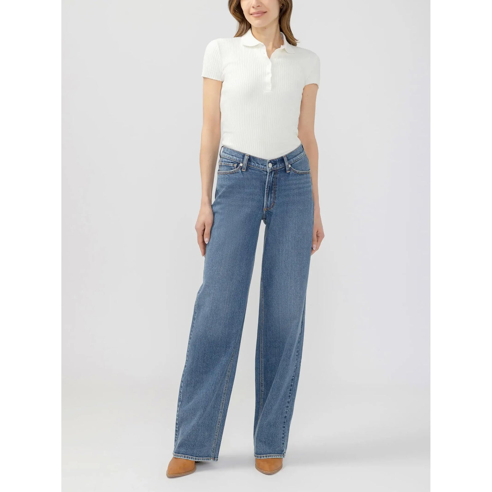 Silver V front wide leg jeans in root wash featuring a relaxed fit through the hip and thigh for a comfortable, modern look.