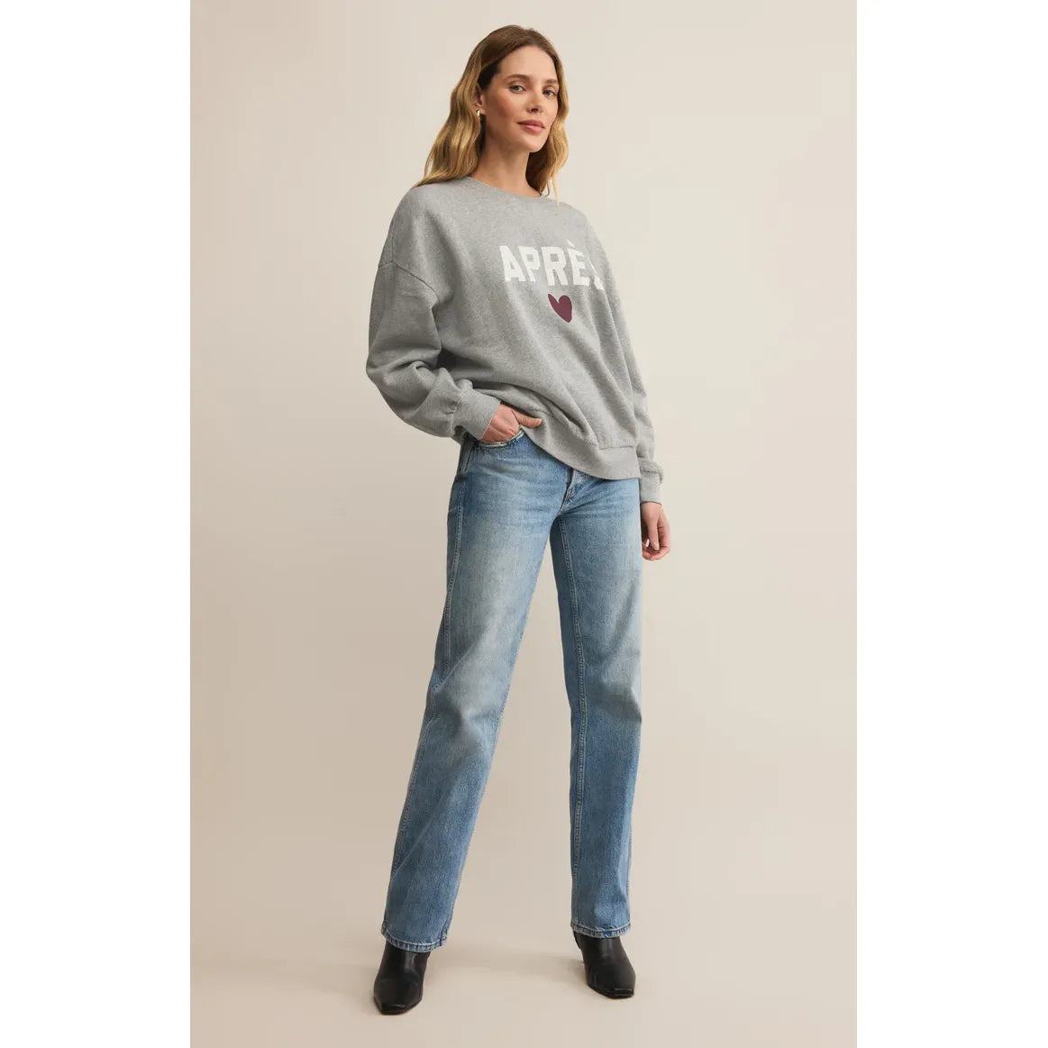 Z Supply Apres Sunday Sweatshirt in gray heather, oversized brushed cotton fleece with Après graphic and heart.