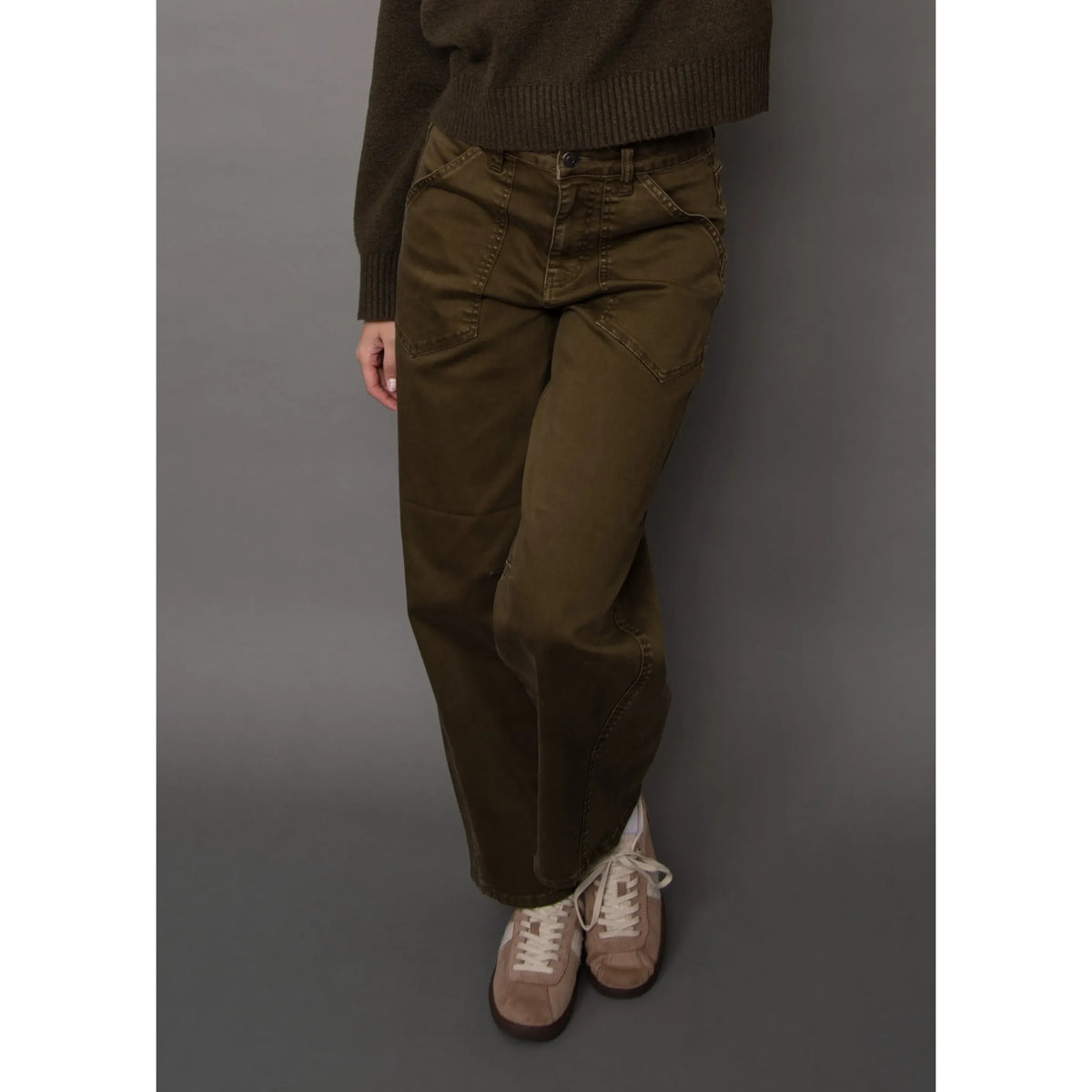 Olive green Baladev twill ballon pant featuring a structured barrel-leg silhouette, gentle taper, and large front pockets.