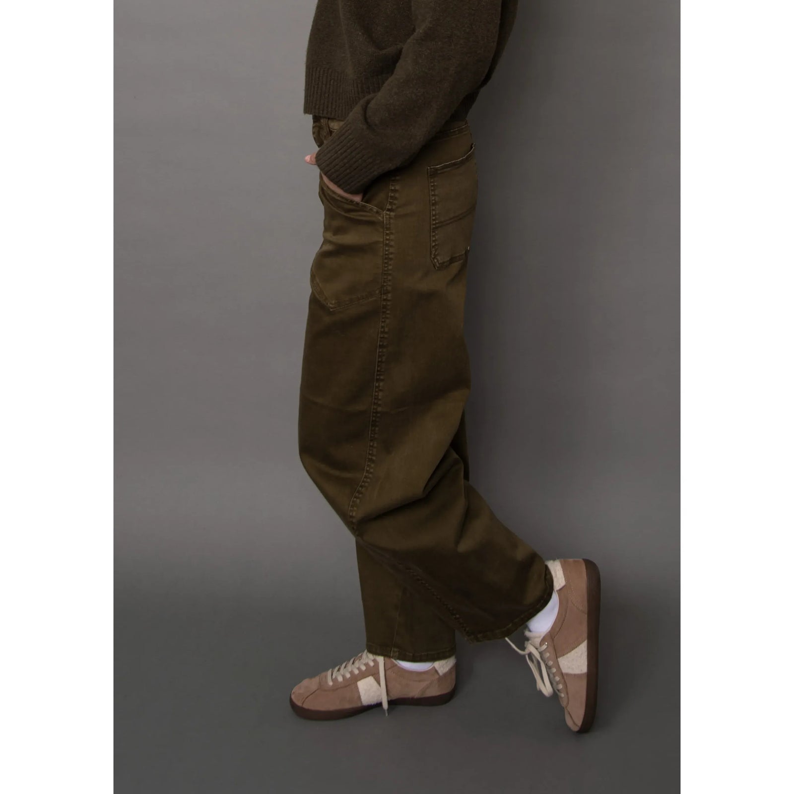 Olive green Baladev Twill Ballon Pant featuring a structured barrel-leg silhouette, gentle taper, and stretch twill fabric for modern casual wear.