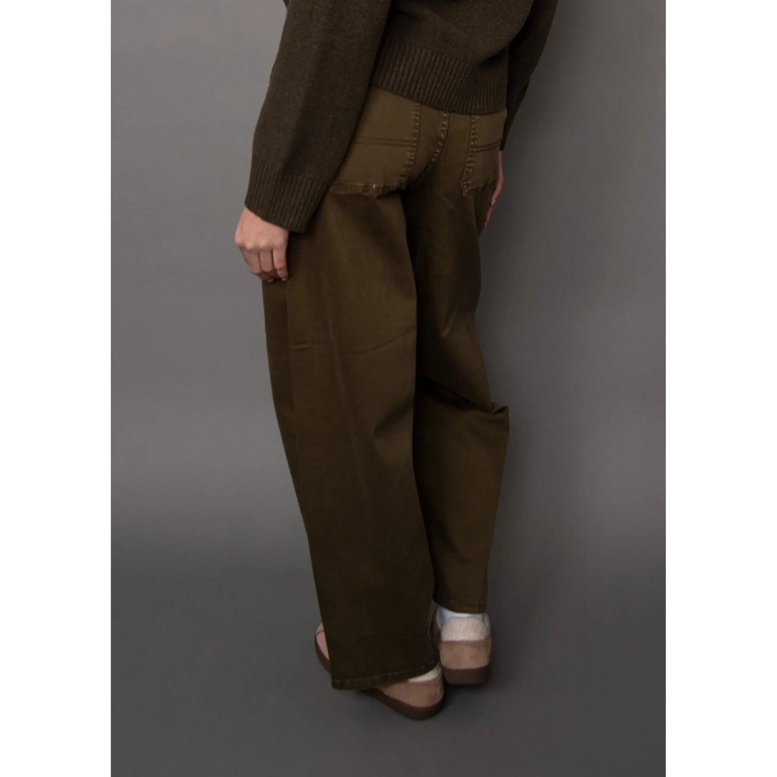 Back view of olive green Baladev Twill Ballon Pants featuring a structured barrel-leg silhouette and stretch twill fabric.