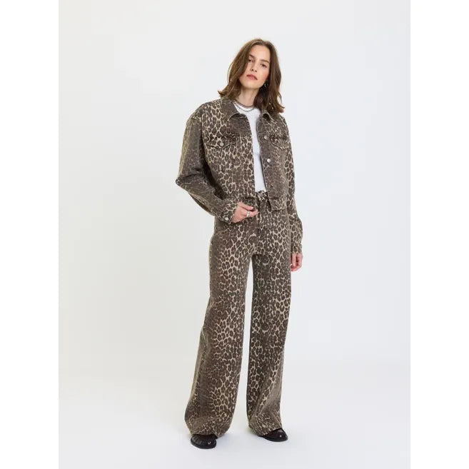 Cropped trucker jacket in leopard print with classic denim accents and a relaxed fit.