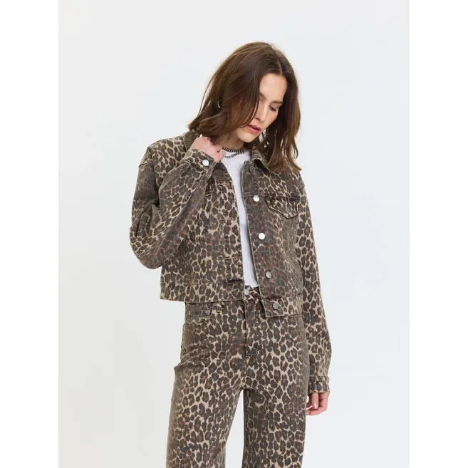 Cropped trucker jacket in leopard print with classic denim accents and a relaxed fit.