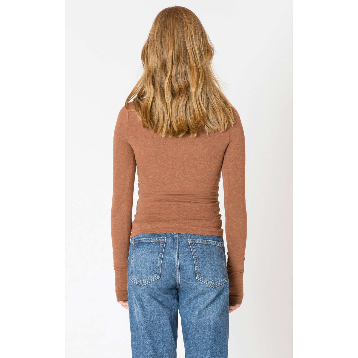 Cozy and stylish, the Dex Brushed Crewneck Tee is perfect for fall layering in chestnut heather.