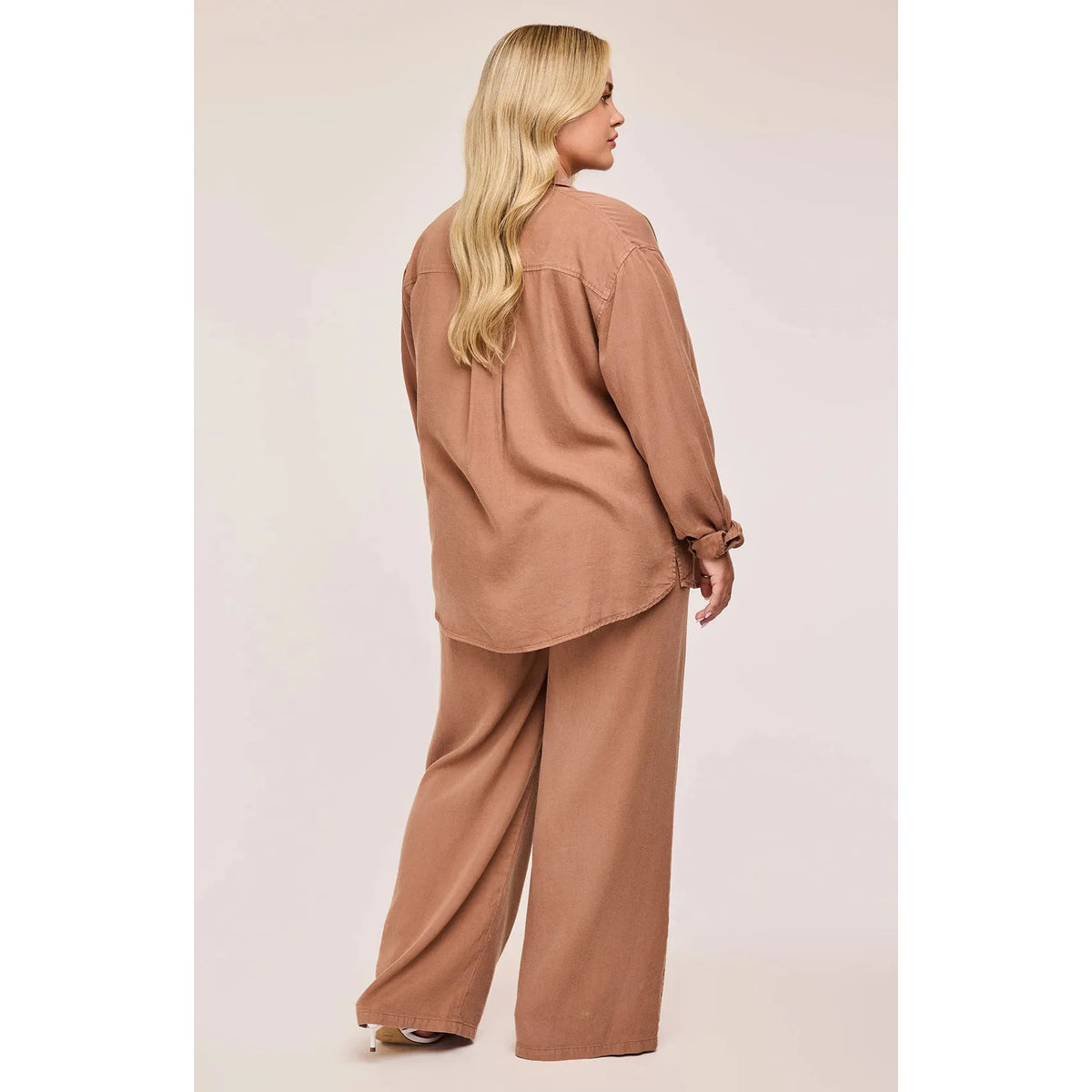 Stylish model showcasing the Gentle Fawn Elio Pant in desert hue, featuring soft Tencel fabric and a relaxed fit.