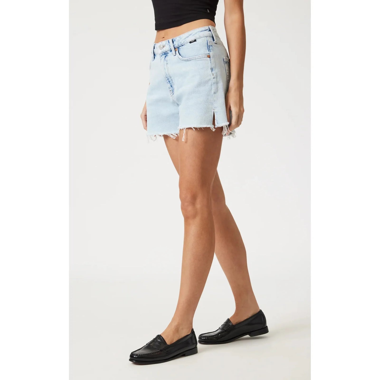 Mavi Heidi Bleached 90's Shorts feature a vintage wash and raw hem for a stylish, relaxed 90s look. Perfect for summer!