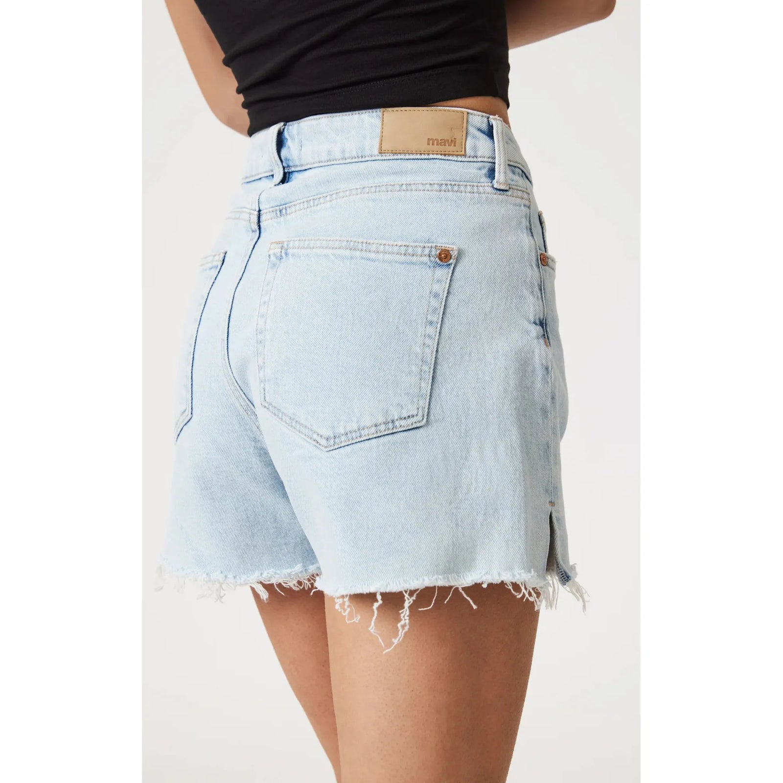 Mavi Heidi Bleached 90's Shorts showcase a vintage-inspired bleached wash and raw hem, perfect for a stylish look.