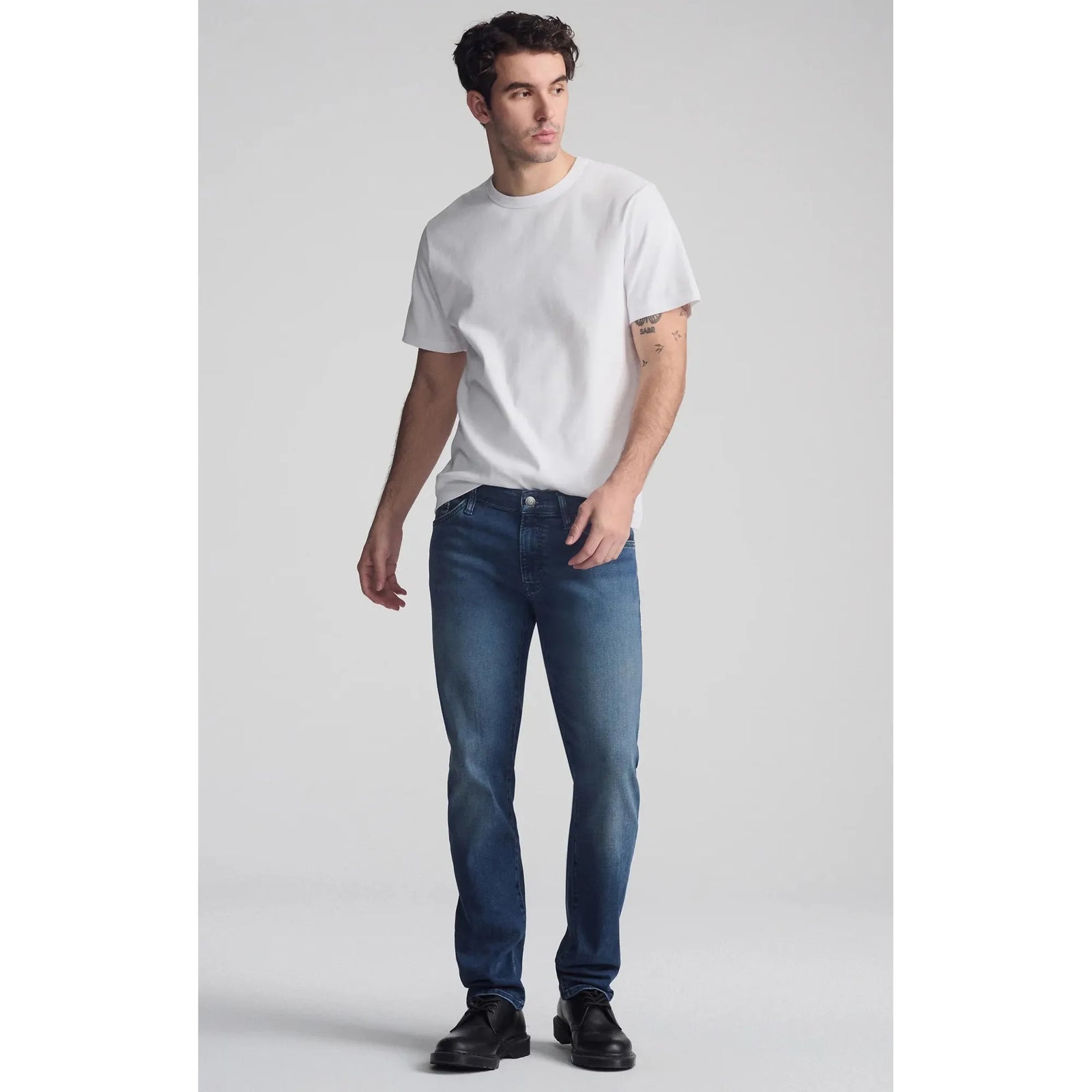Mavi Jake Dark Used Supermove jeans feature a slim fit and vintage wash, blending Tencel™ and cotton for luxury.