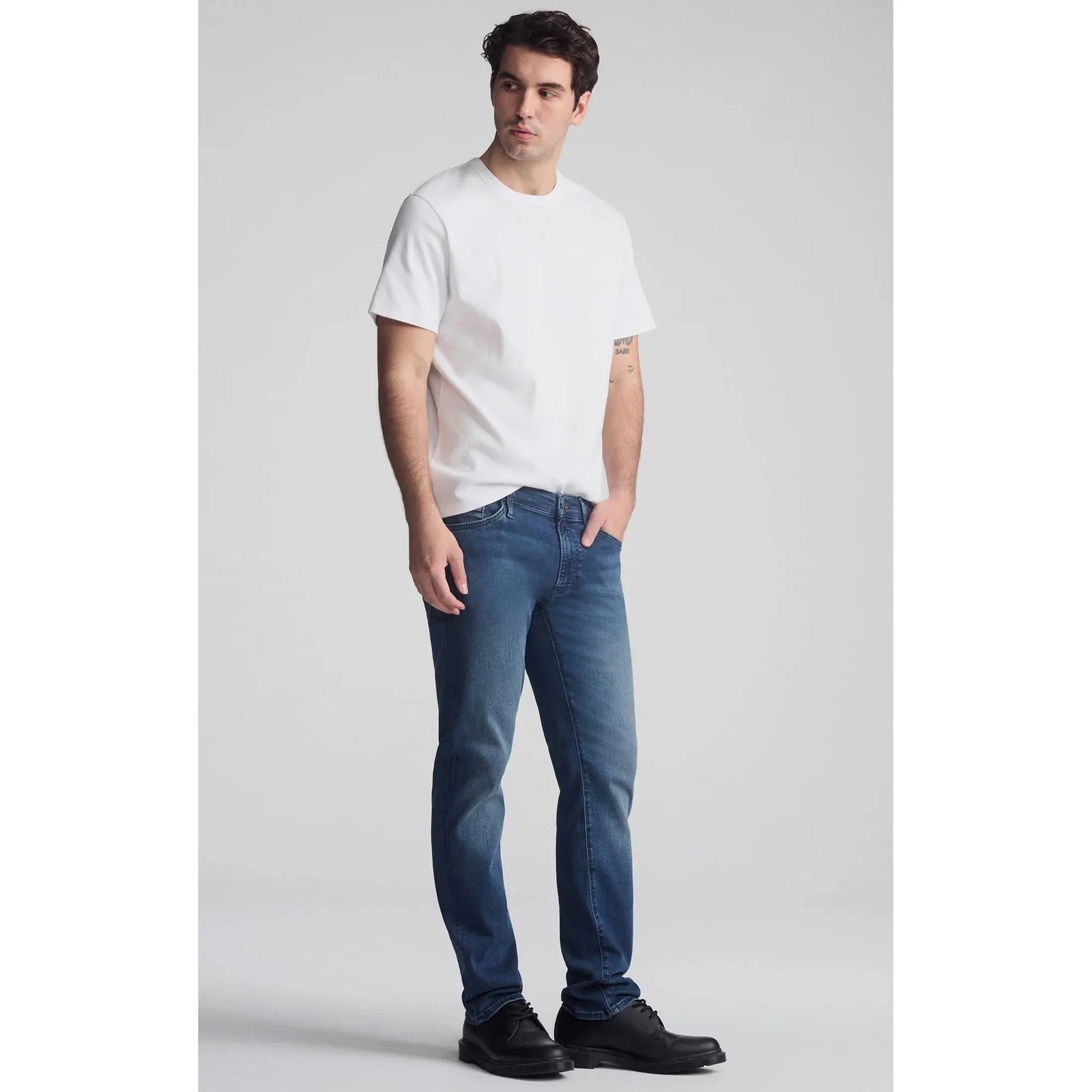 Experience comfort and style with the Mavi Jake Dark Used Supermove jeans, featuring a vintage wash and slim fit.