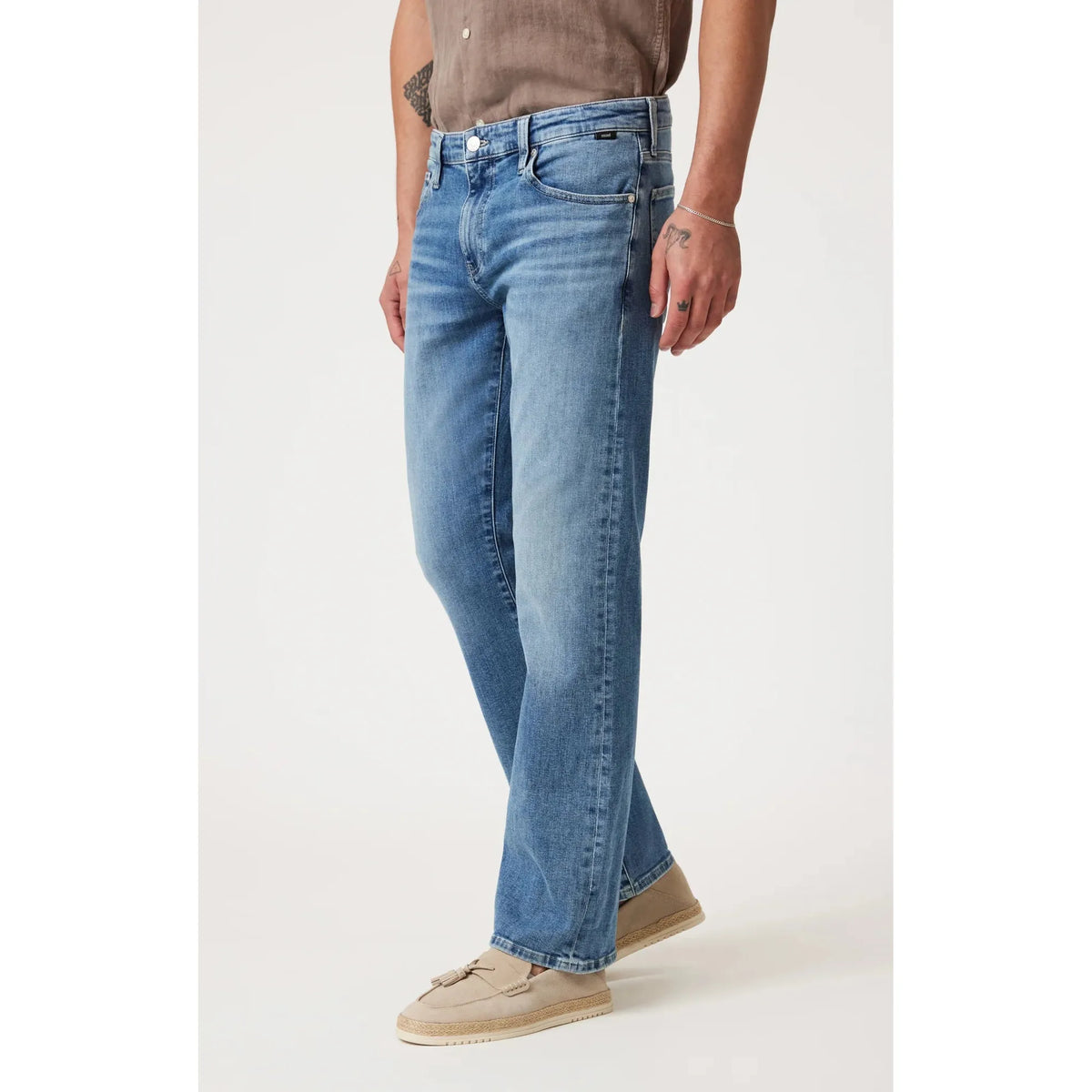Mavi Josh Mid Brushed Classic Blue Bootcut jeans feature a stylish boot cut for ultimate comfort and versatility.