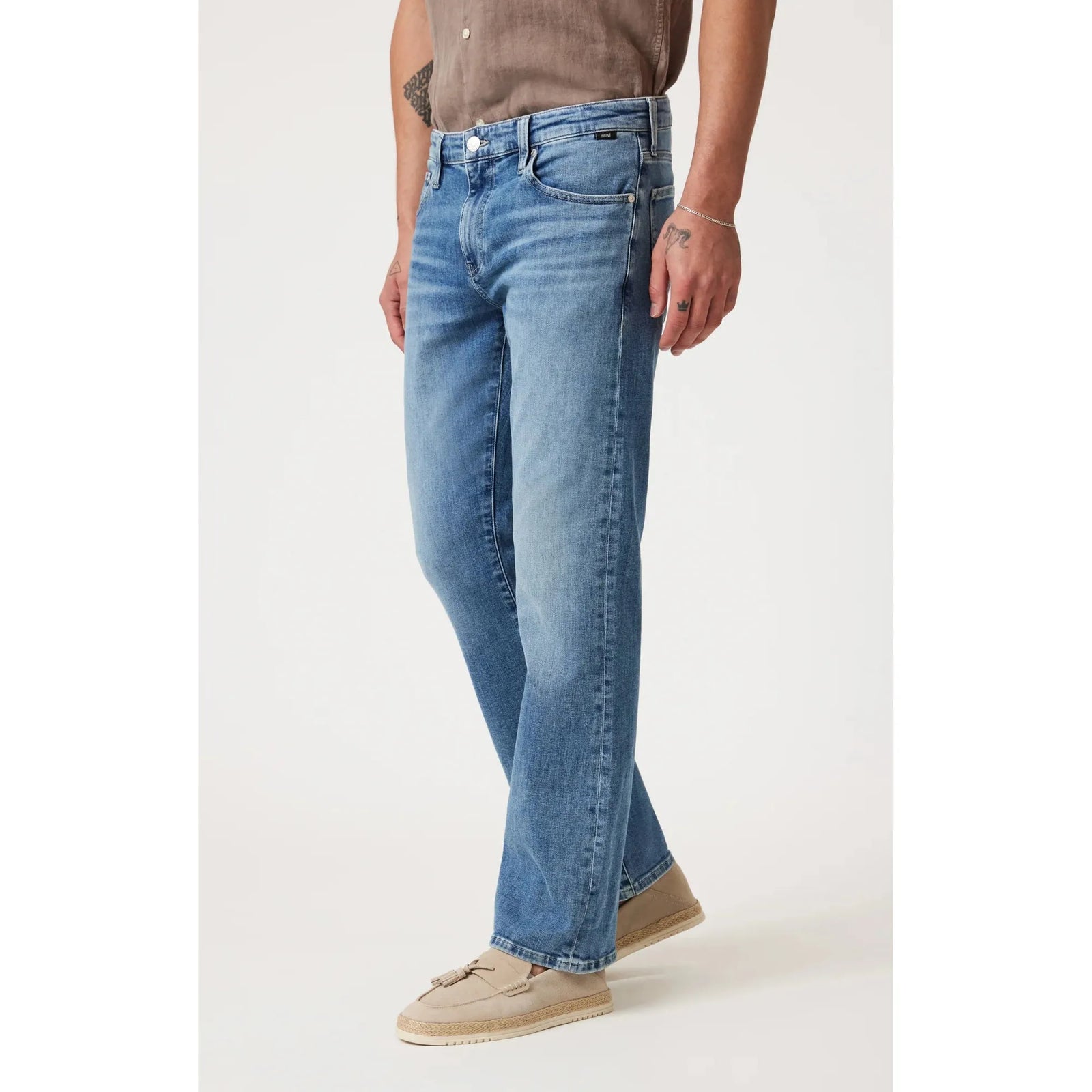 Mavi Josh Mid Brushed Classic Blue Bootcut jeans feature a stylish boot cut for ultimate comfort and versatility.