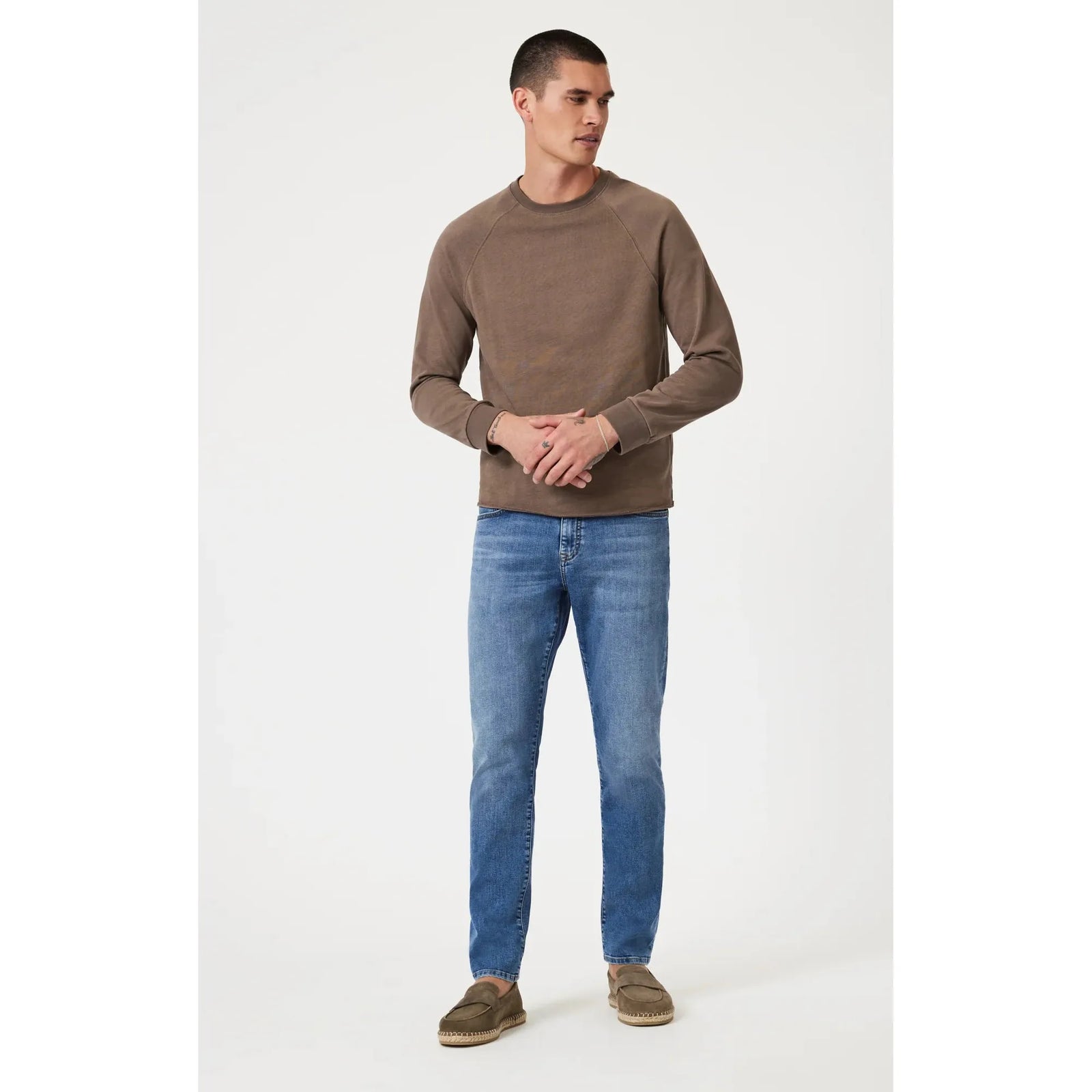 Mavi Marcus Used Williamsburg Denim features a stylish faded blue wash and offers comfort with a slim-straight fit.