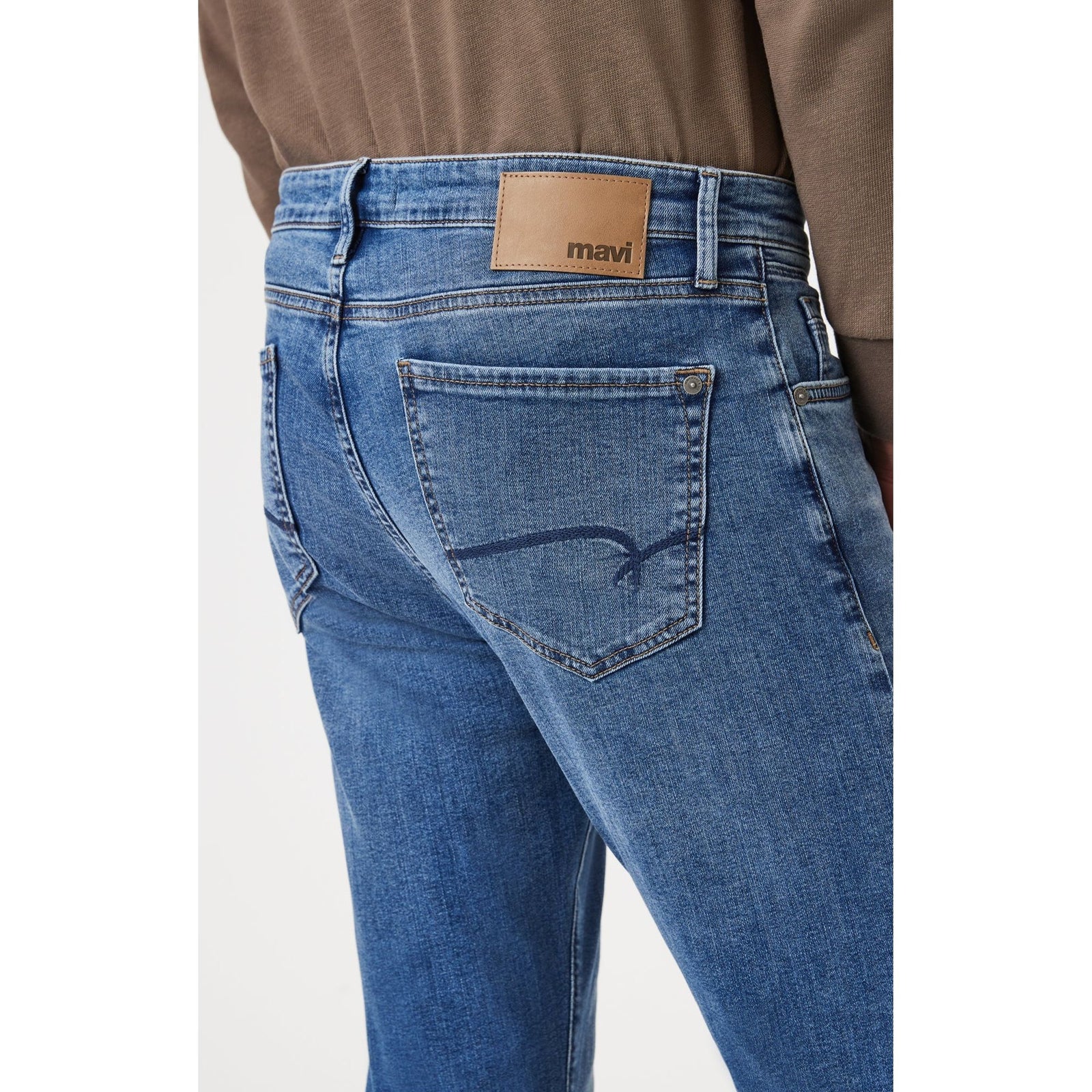 Mavi Marcus Used Williamsburg Denim showcases a stylish faded blue wash and slim-straight fit for effortless elegance.