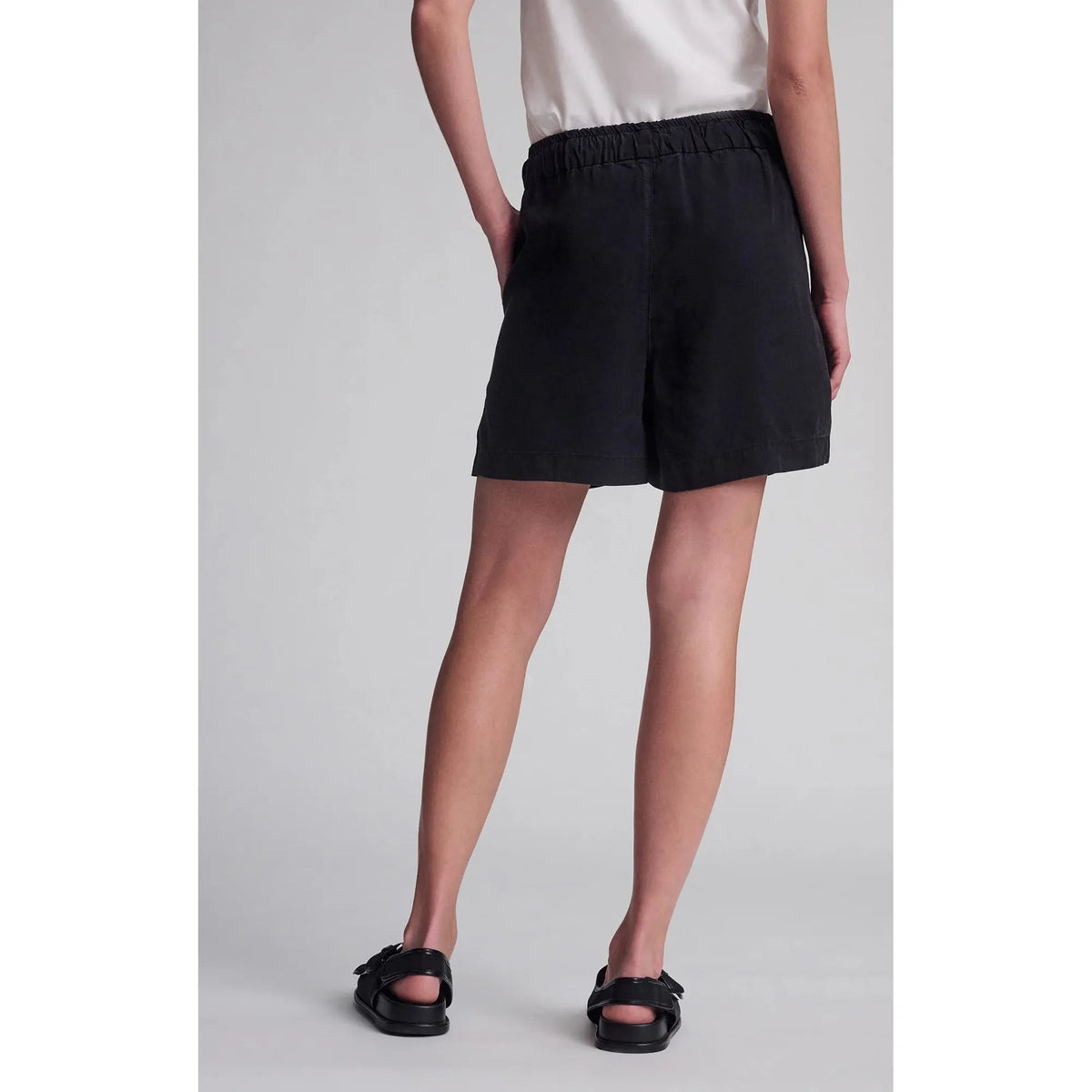 Stay stylish in the Mavi Penny shorts, featuring a comfy drawstring waist and breezy Tencel™ fabric for summer.