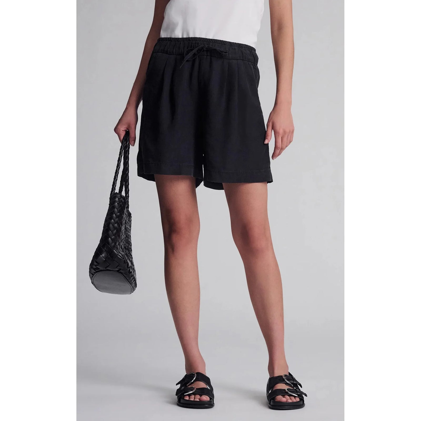 Mavi Penny black shorts with a drawstring waist, perfect for summer strolls and casual hangouts. Stay stylish!