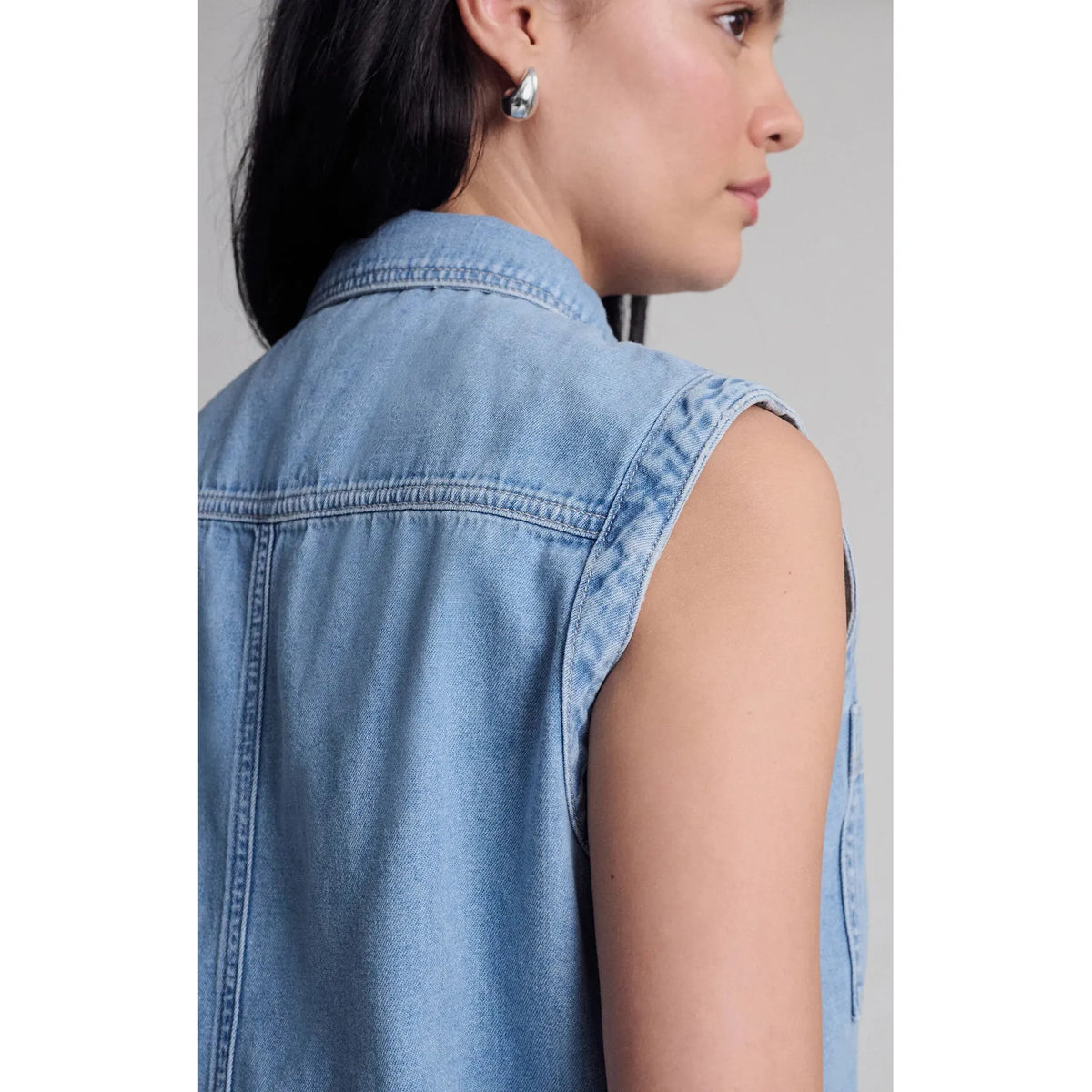 Sleeveless denim style featuring snap buttons and pockets in the Mavi Simla Pocket Dress by Mavi.