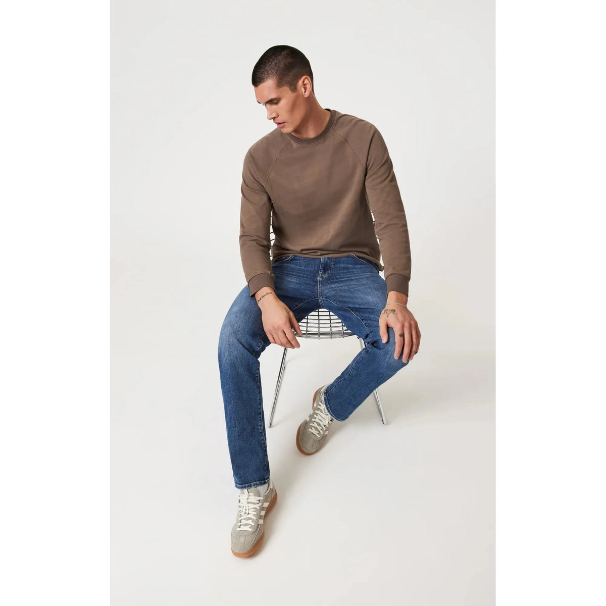 Stylishly showcasing Mavi Zach Dark Brushed Classic Blue Denim, perfect for a timeless, effortless look.