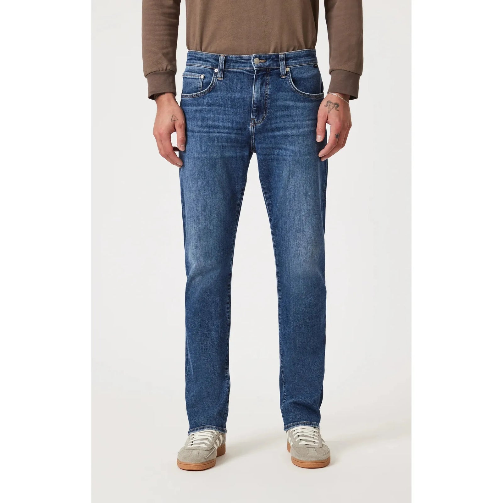 Stylish Mavi Zach Dark Brushed Classic Blue Denim offers a sophisticated look with vintage fabric and dark indigo wash.