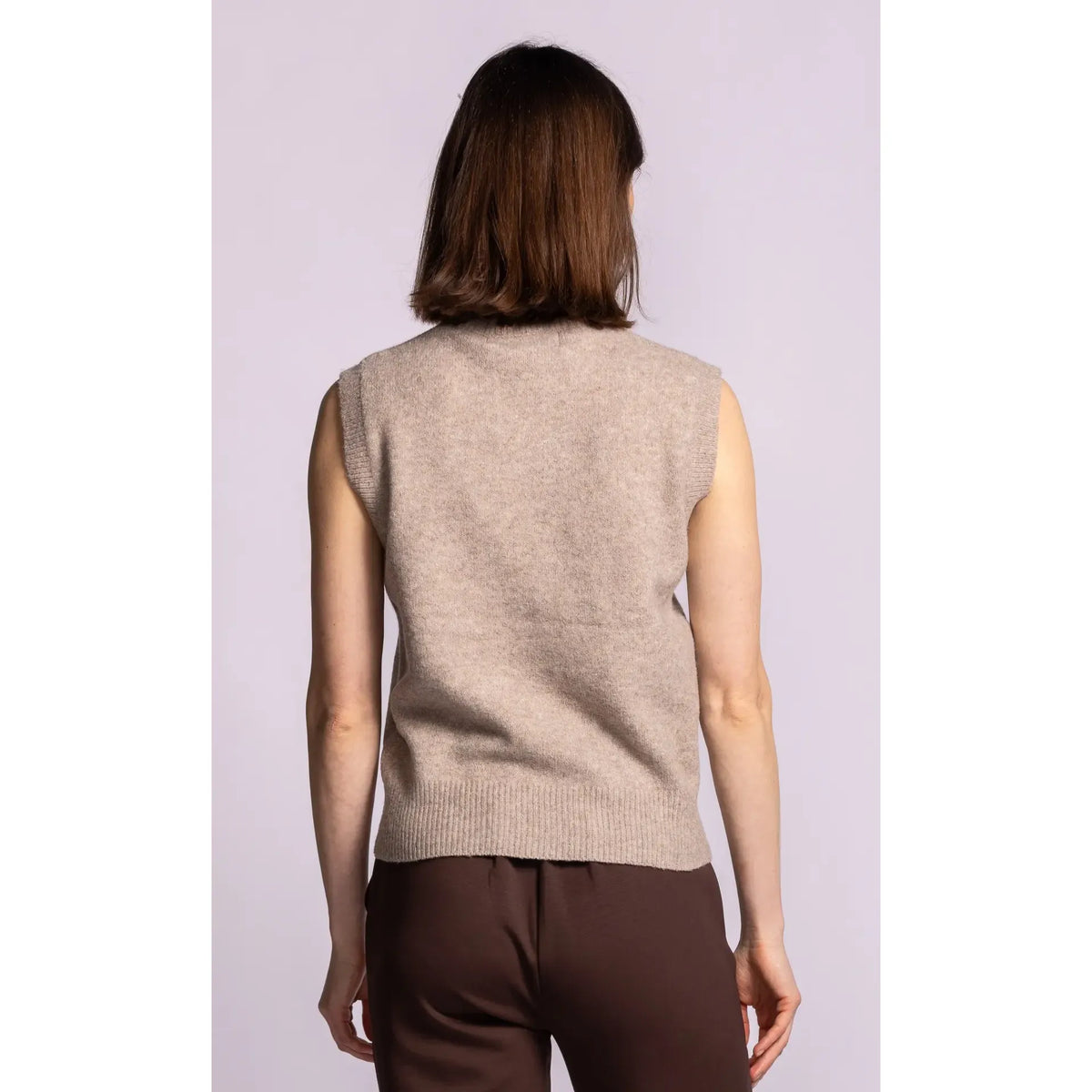 Back view of a beige sleeveless ribbed sweater featuring structured shoulders and a refined ribbed hem for a tailored silhouette.