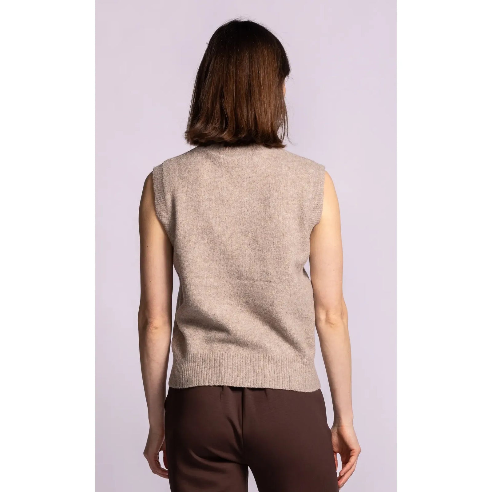 Back view of a beige sleeveless ribbed sweater featuring structured shoulders and a refined ribbed hem for a tailored silhouette.