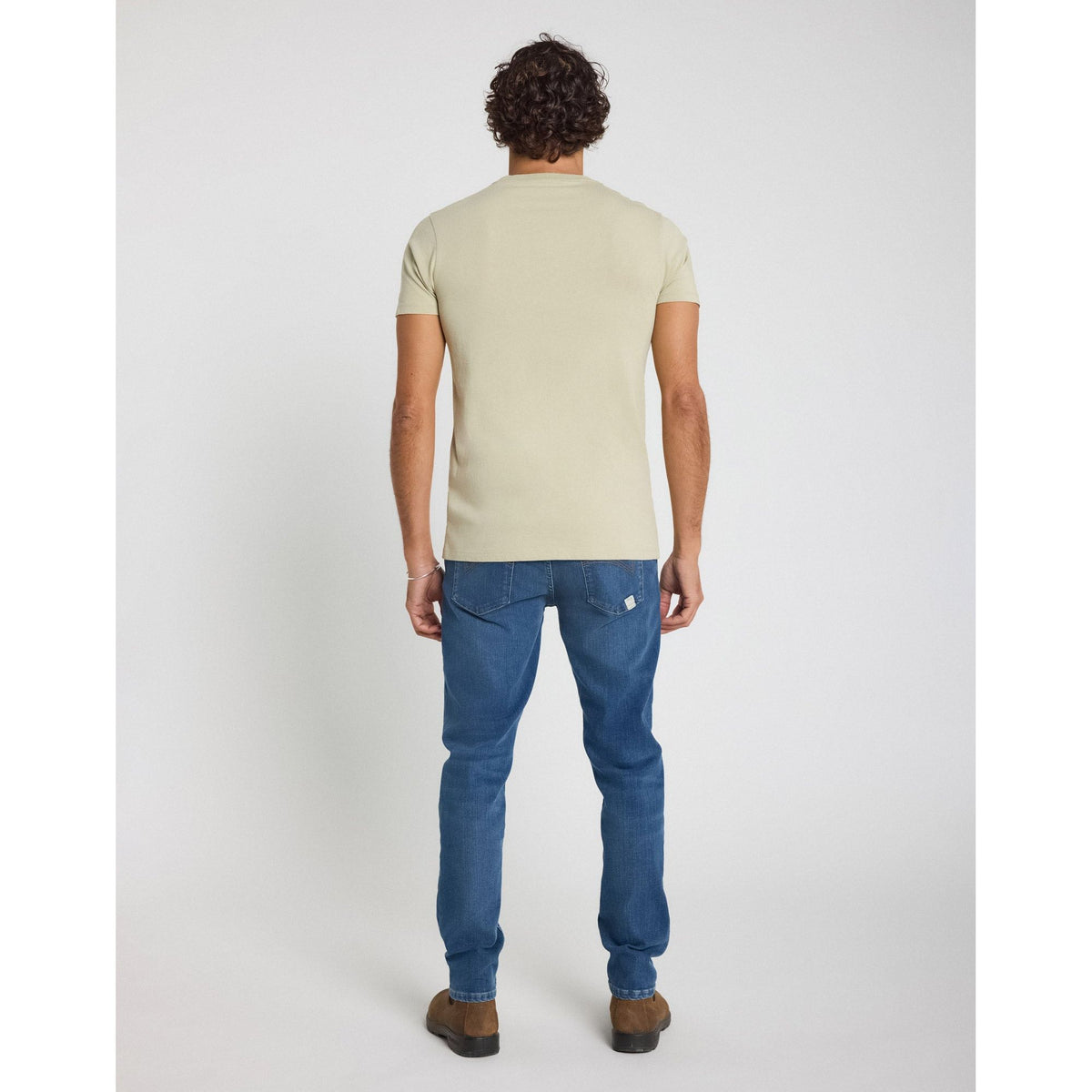 Stylish model showcasing the Pullin Utero Tee, celebrating Nirvana's iconic 1993 Roseland show. Perfect for grunge fans.