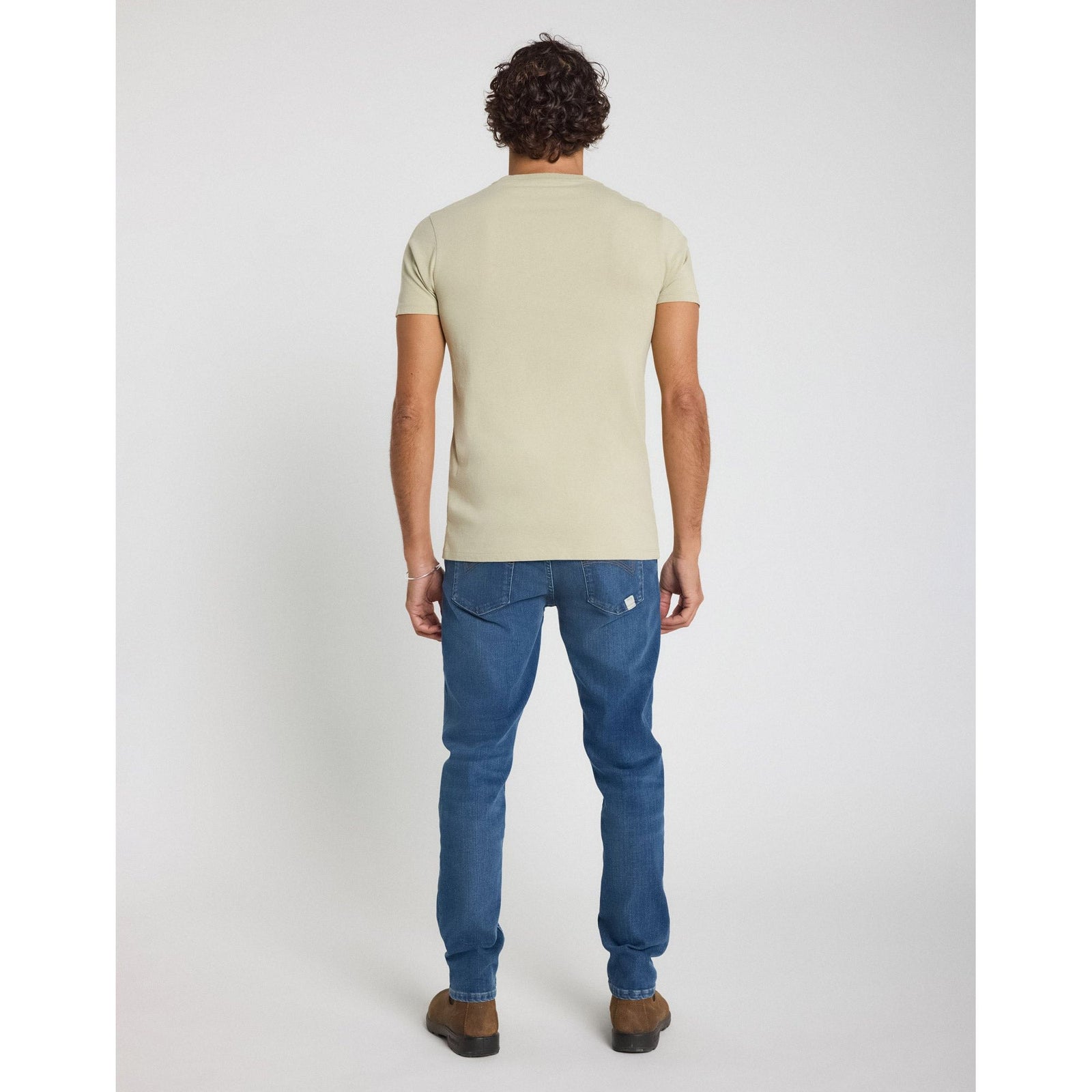 Pullin Utero Tee features a nostalgic design celebrating Nirvana's iconic 1993 Roseland show, perfect for grunge fans.