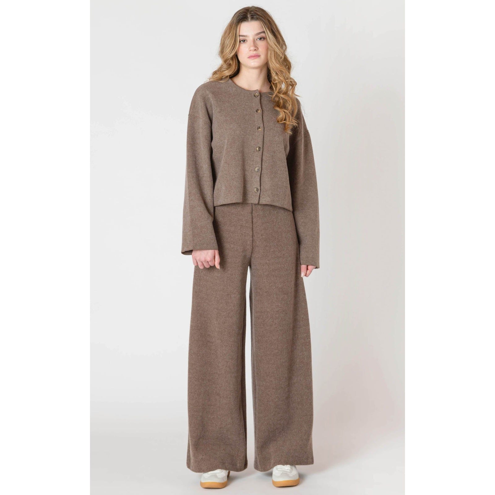 Cozy and stylish, the Room 34 Ribbed Cardigan in mocha heather is perfect for fall layering.