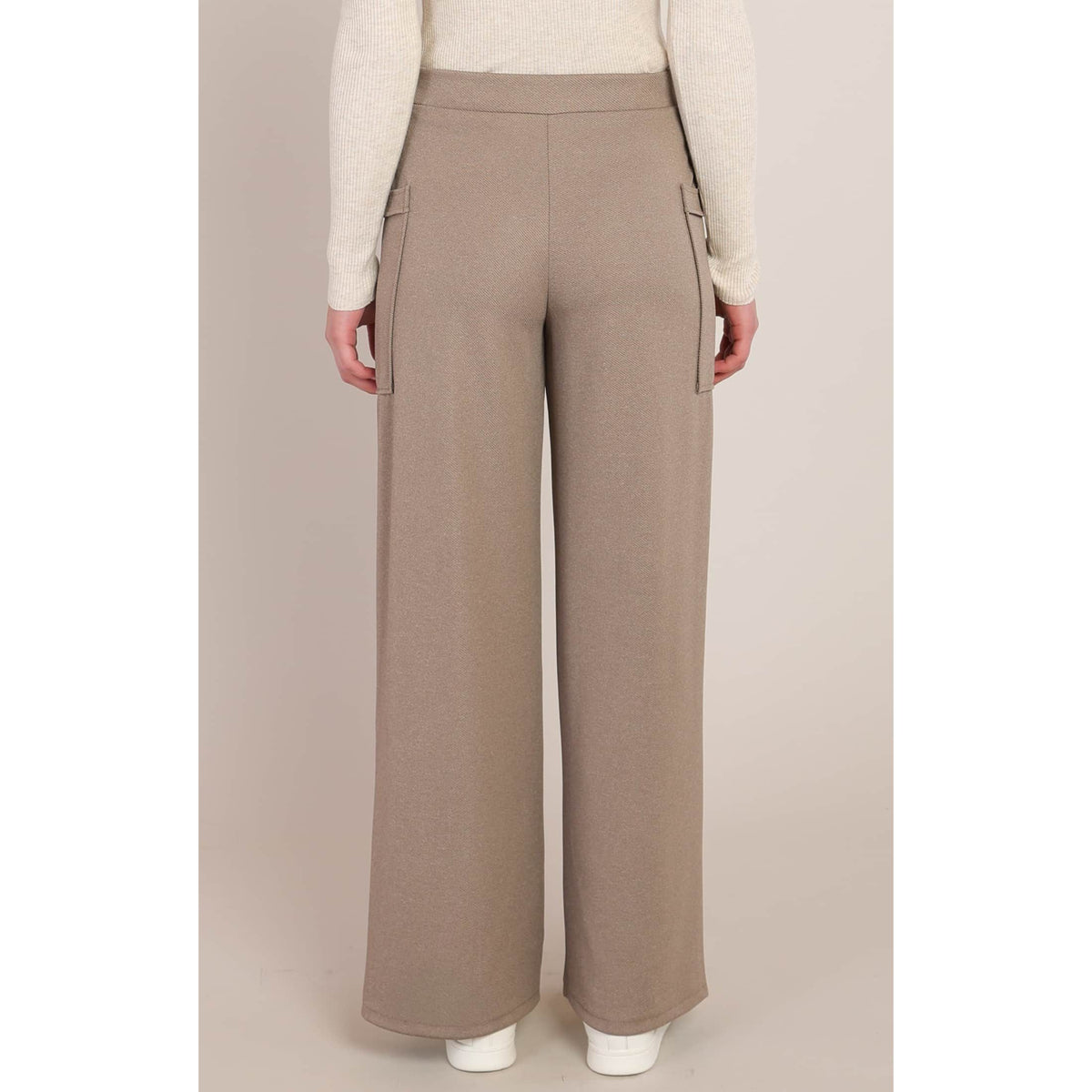 Back view of beige stretch-twill cargo pants featuring functional side pockets and a relaxed, wide-leg fit for everyday comfort.
