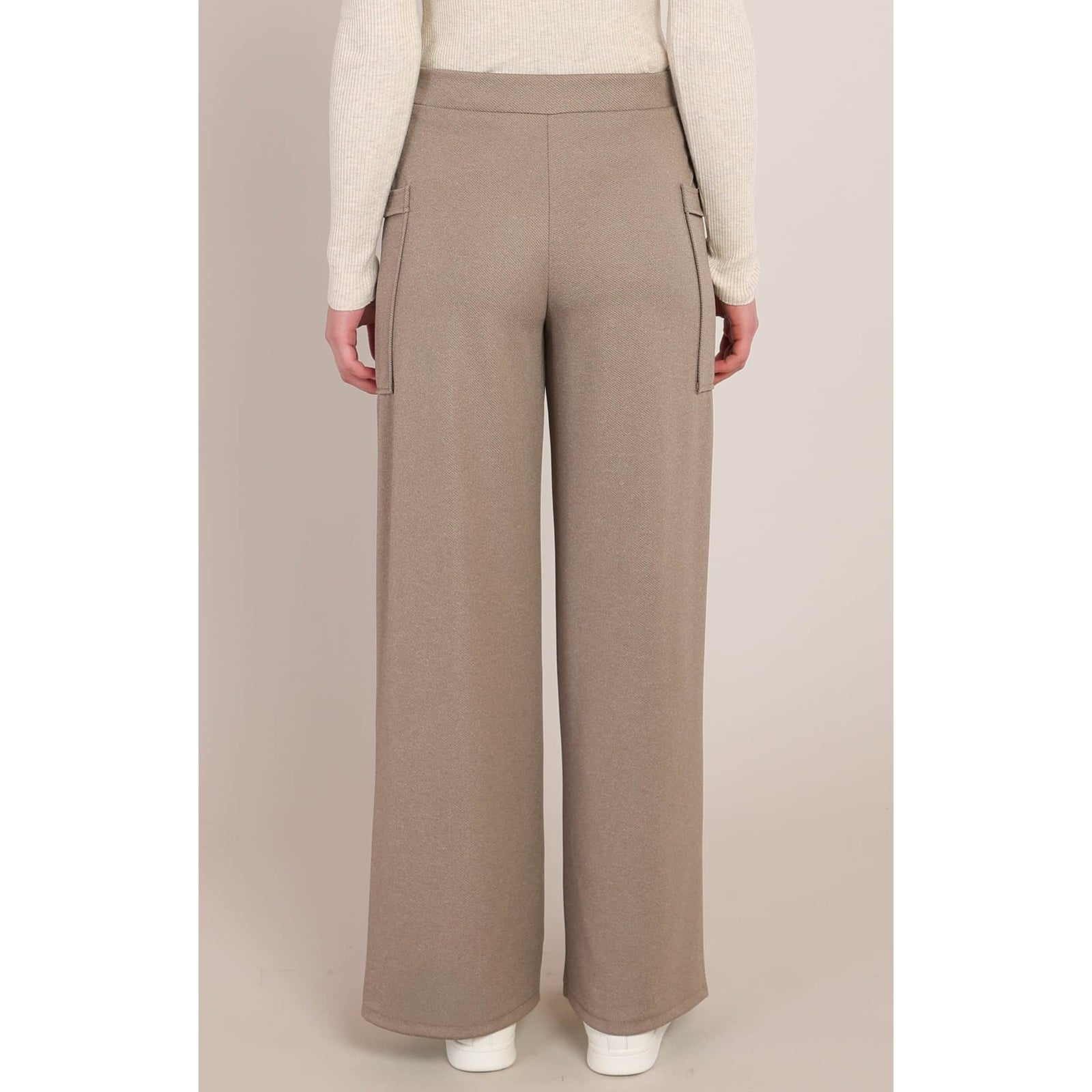 Back view of beige stretch-twill cargo pants featuring functional side pockets and a relaxed, wide-leg fit for everyday comfort.