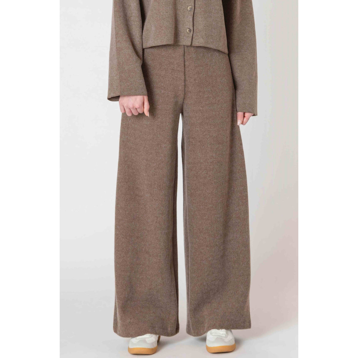 Chic and comfy, the Room 34 Wide Leg Ribbed Pant in mocha heather is perfect for lounging or stylish outings.