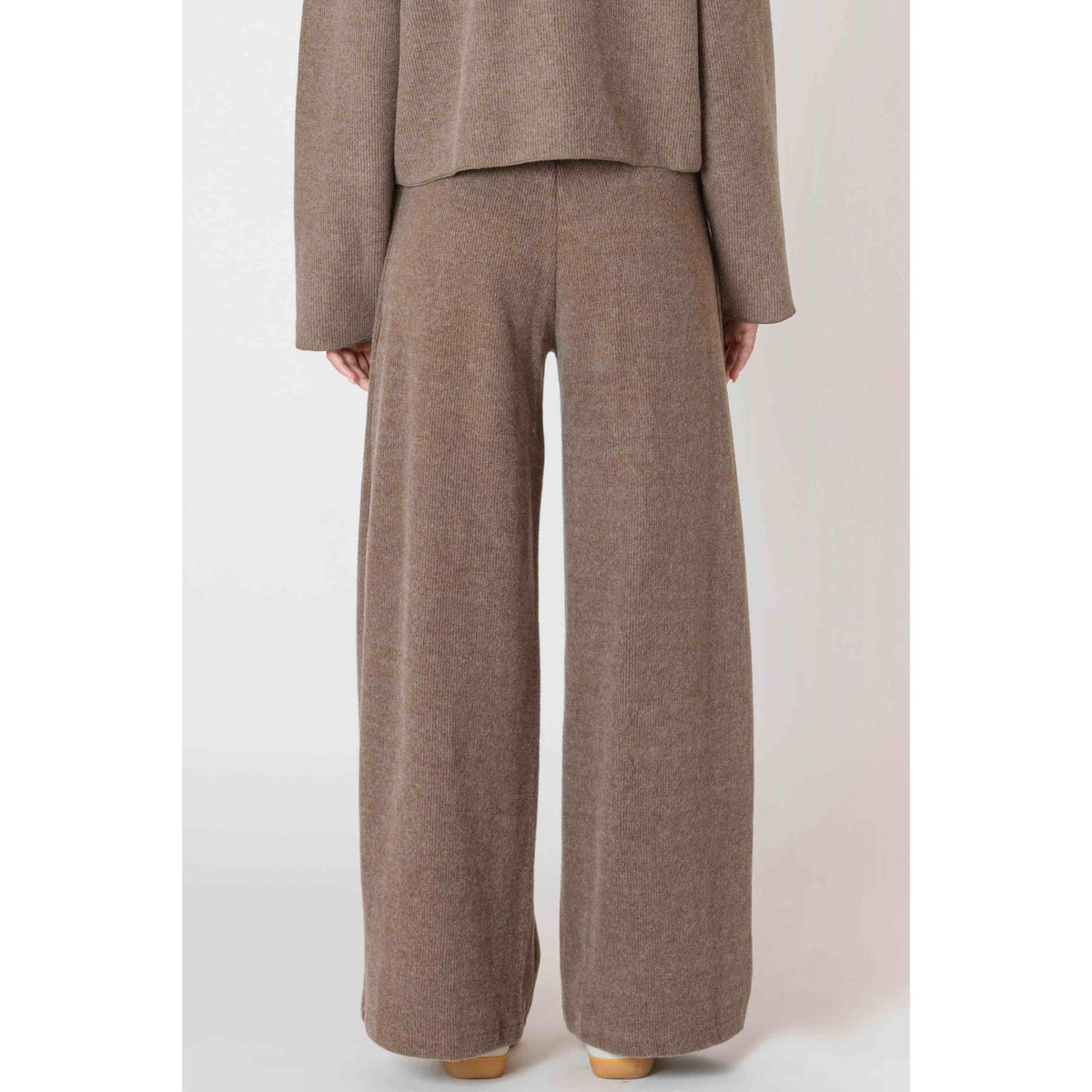 Stylish and comfortable, the Room 34 Wide Leg Ribbed Pant in mocha heather is perfect for lounging or casual outings.