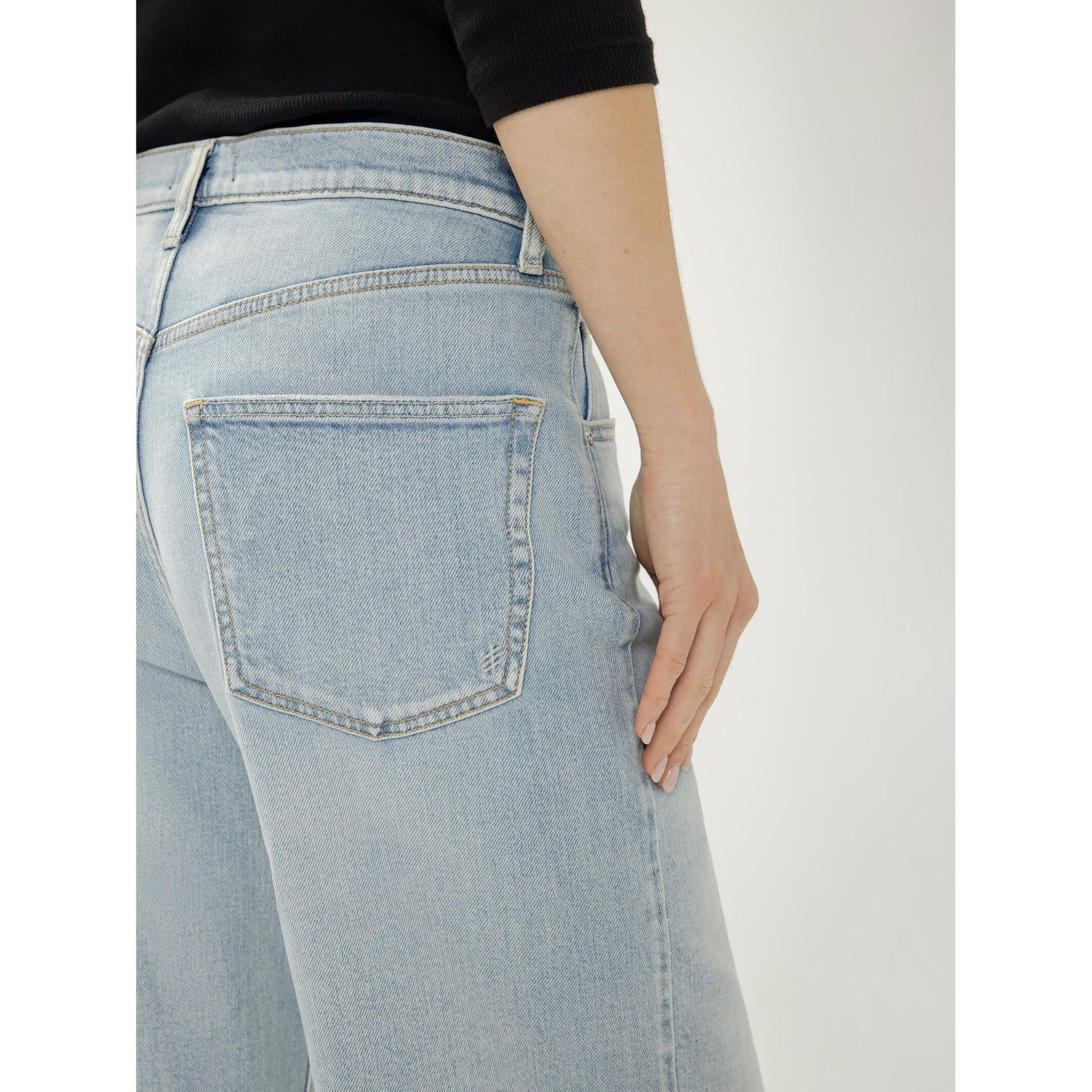Silver Be Easy Wide Leg Crop in Malaga jeans with back pocket and relaxed fit